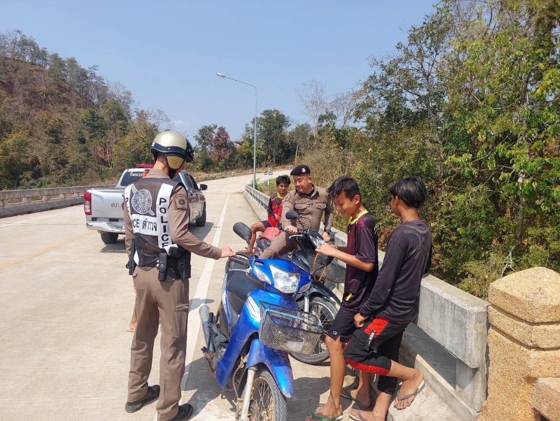 วันที่ 11 กุมภาพันธ์ 2568 หน่วยบริการประชาชนบ้านกาศพร้อมสายตรวจ 20, 201 ตรวจสอบตามที่มีผู้ร้องเรียนมีรถท่อเสียงดังรบกวนชาวบ้านเวลากลางคืน เบื้องต้นประสานผู้ใหญ่บ้าน ขอความร่วมมือให้มีการกวดขันลูกบ้าน ในเรื่องของวัยรุ่นมั่วสุมและรถท่อส่งเสียงดัง