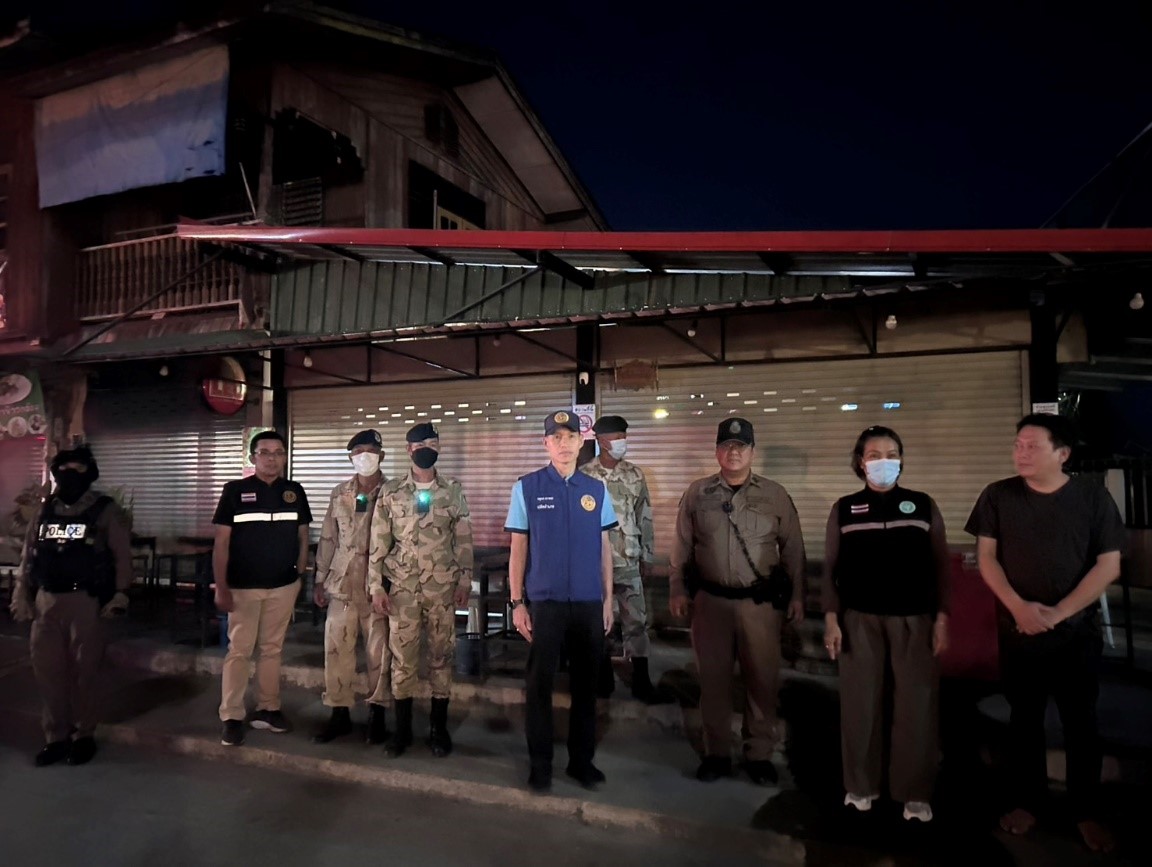 วันที่ 12 กุมภาพันธ์ 2568 เวลา 19.30 น. ร.ต.อ.จักรี นาคยิ้ม (ร้อยเวร20) ข่ายสายตรวจ ว.4 ร่วมกับ ฝ่ายปกครองอำเภอแม่สะเรียง สาธารณะสุขฯ เทศบาลตําบลแม่สะเรียง  ตรวจสอบ ร้านอาหารสถานบริการในพื้นที่รับผิดชอบ ดังนี้ร้านลุงหนวด,ร้านสวัสดี,ร้านชิงชิง,ร้านครัวกันเอง,ร้านเอกลักษณ์,ร้านยิปซี,ร้านแสบไส้ ไม่ให้จำหน่ายสุรา เนื่องในวันมาฆบูชา ร่วมกับ ฝ่ายปกครองอำเภอแม่สะเรียง สาธารณสุขอำเภอแม่สะเรียง เจ้าหน้าที่เทศบาลตําบลแม่สะเรียง