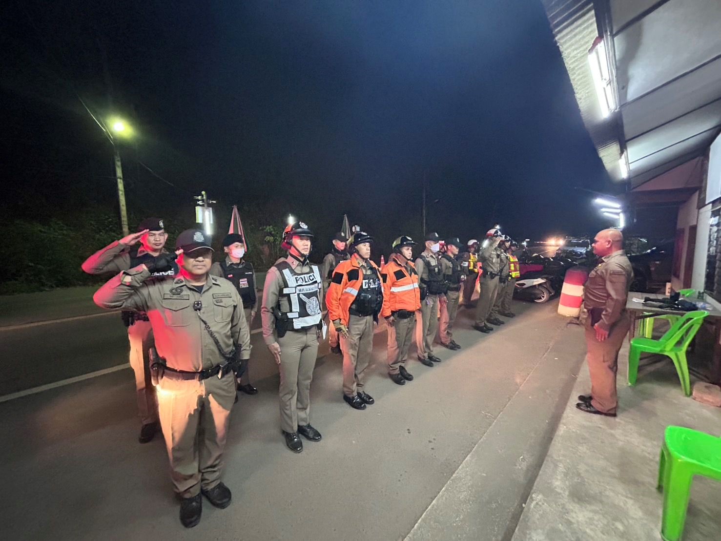 วันที่ 13 พ.ย. 2567 เวลา 20.00น. พ.ต.ท.นฤดล  ลือรำลึก รอง ผกก.ป.สภ.แม่สะเรียง ปล่อยแถว ร้อยเวร 20,201 ข่ายสายตรวจ 121,122 จนท.ด่านตรวจหน้าถ้ำ ตั้งจุดตรวจ ตั้งจุดสกัด เพื่อป้องกันและลดการเกิดเหตุอาชญากรรม และ ตรวจสอบรถจักรยานยนต์ท่อดัง