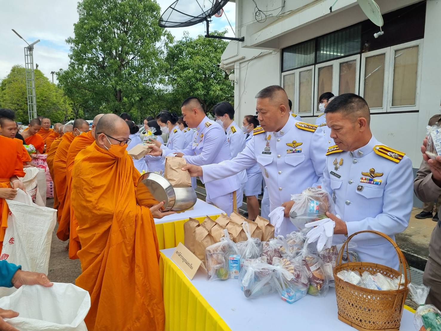 สภ.แม่สะเรียง,ร่วมกิจกรรมทำบุญตักบาตร เนื่องในวันนวมินทรมหาราช 13 ตุลาคม 2566