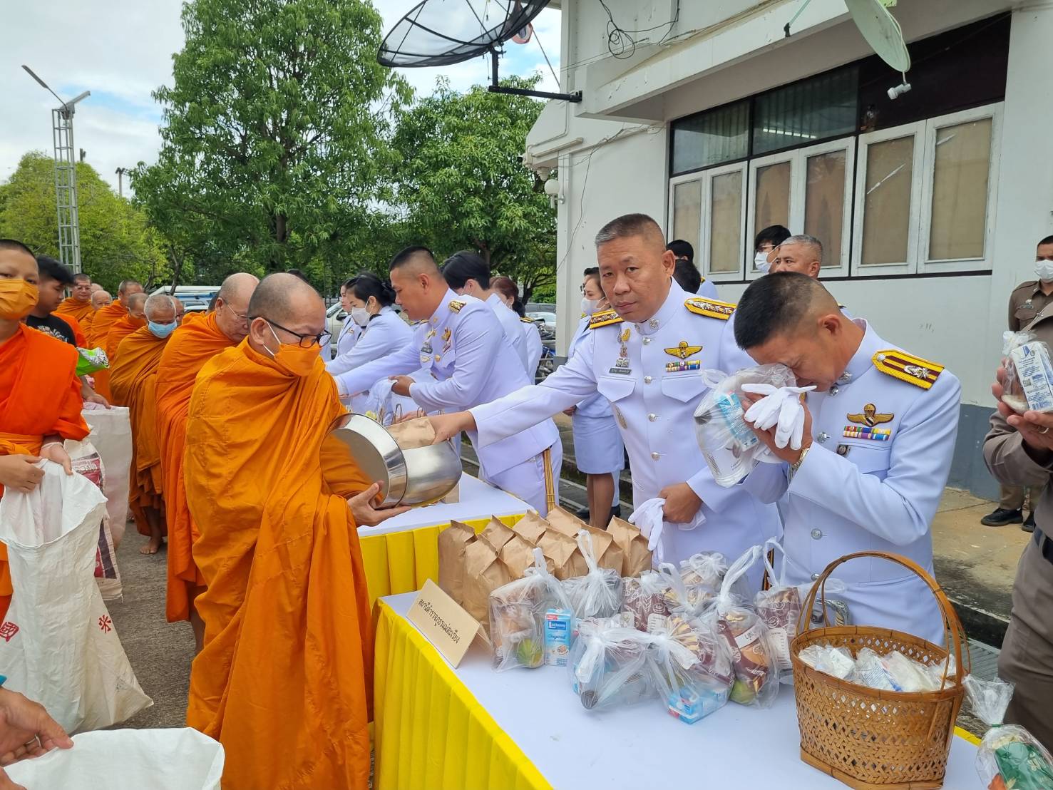 สภ.แม่สะเรียง,ร่วมกิจกรรมทำบุญตักบาตร เนื่องในวันนวมินทรมหาราช 13 ตุลาคม 2566