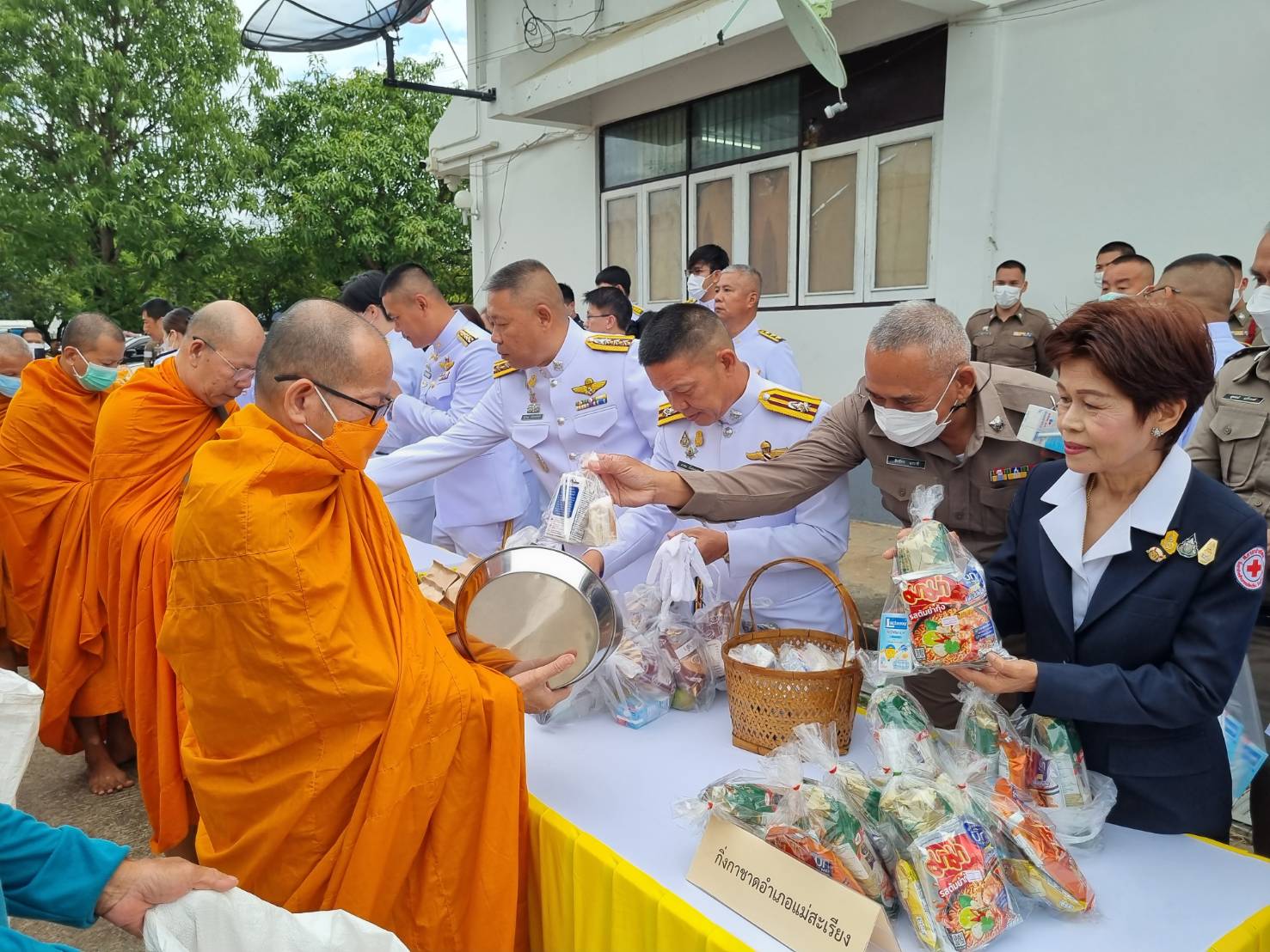 สภ.แม่สะเรียง,ร่วมกิจกรรมทำบุญตักบาตร เนื่องในวันนวมินทรมหาราช 13 ตุลาคม 2566