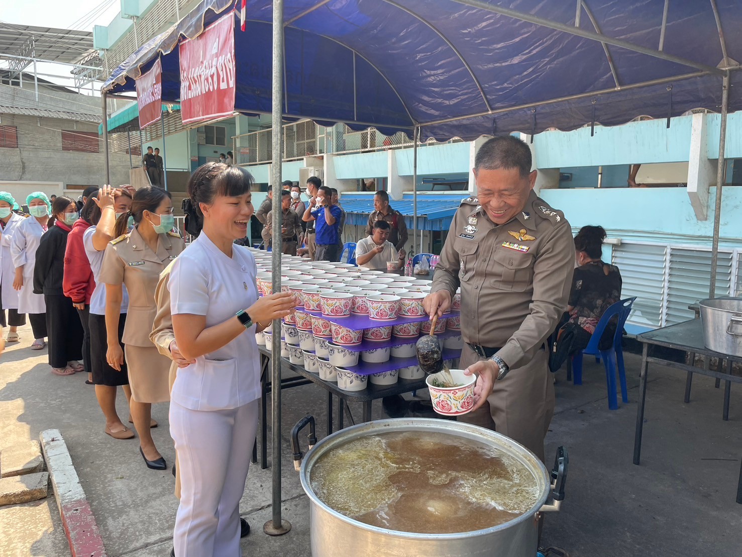 สภ.แม่สะเรียง,โรงทานก๋วยเตี๋ยวหมู จำนวน 600 ถ้วย มาบริการให้กับบุคลากรทางการแพทย์ และประชาชนได้ทานฟรี
