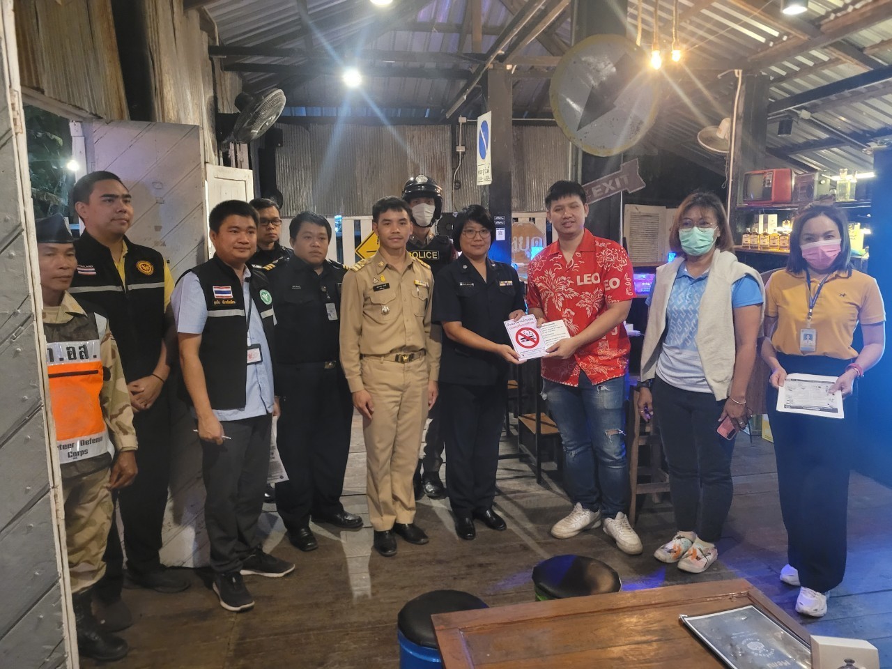 วันที่ 23 ธันวาคม 2567 ร.ต.อ.จักรี นาคยิ้ม รอง สว.สส.สภ.แม่สะเรียง (ร้อยเวร20) ให้สายตรวจรถจักรยานยนต์ ว.4 ร่วมกับ ฝ่ายปกครองอำเภอแม่สะเรียง สาธารณะสุขฯ สำนักงานสรรพาสามิต  ตรวจสอบ เอกสารการอนุญาตให้จำหน่ายสุรา ให้กับร้านค้าจำหน่ายสุรา และได้ประชาสัมพันธ์ กำชับเรื่องเวลาการให้จำหน่ายแก่ผู้บริโภค และ ไม่จำหน่ายให้ บุคคลอายุต่ำกว่า 20 ปีตรวจสอบ ร้านอาหาร สถานบริการ ในพื้นที่รับผิดชอบ