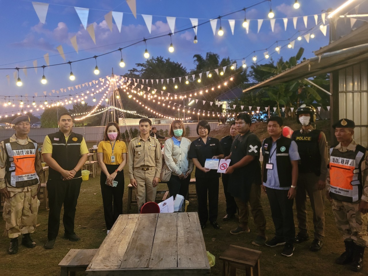 วันที่ 23 ธันวาคม 2567 ร.ต.อ.จักรี นาคยิ้ม รอง สว.สส.สภ.แม่สะเรียง (ร้อยเวร20) ให้สายตรวจรถจักรยานยนต์ ว.4 ร่วมกับ ฝ่ายปกครองอำเภอแม่สะเรียง สาธารณะสุขฯ สำนักงานสรรพาสามิต  ตรวจสอบ เอกสารการอนุญาตให้จำหน่ายสุรา ให้กับร้านค้าจำหน่ายสุรา และได้ประชาสัมพันธ์ กำชับเรื่องเวลาการให้จำหน่ายแก่ผู้บริโภค และ ไม่จำหน่ายให้ บุคคลอายุต่ำกว่า 20 ปีตรวจสอบ ร้านอาหาร สถานบริการ ในพื้นที่รับผิดชอบ