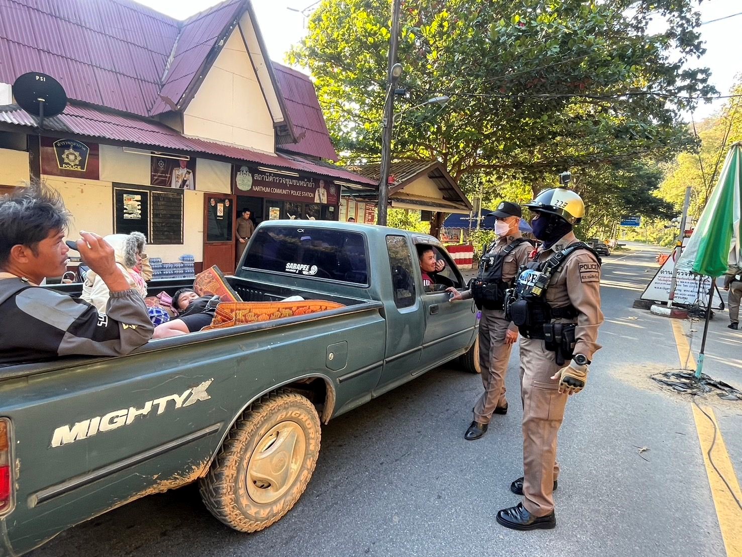 วันที่ 31 มกราคม 2568 เวลา 08.30 น. ร.ต.อ.จักรี นาคยิ้ม รอง สว.สส.สภ.แม่สะเรียง (ร้อยเวร20) สายตรวจรถยนต์ 201 ออกตรวจ และตั้งจุดตรวจ จุดสกัด เพื่อป้องกันเหตุอาชญากรรมในเขตพื้นที่รับผิดชอบตรวจจุดเสี่ยง และจุดล่อแหลม