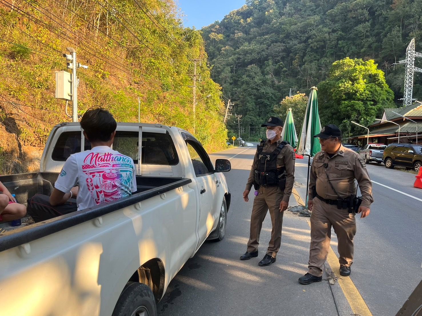 วันที่ 31 มกราคม 2568 เวลา 08.30 น. ร.ต.อ.จักรี นาคยิ้ม รอง สว.สส.สภ.แม่สะเรียง (ร้อยเวร20) สายตรวจรถยนต์ 201 ออกตรวจ และตั้งจุดตรวจ จุดสกัด เพื่อป้องกันเหตุอาชญากรรมในเขตพื้นที่รับผิดชอบตรวจจุดเสี่ยง และจุดล่อแหลม