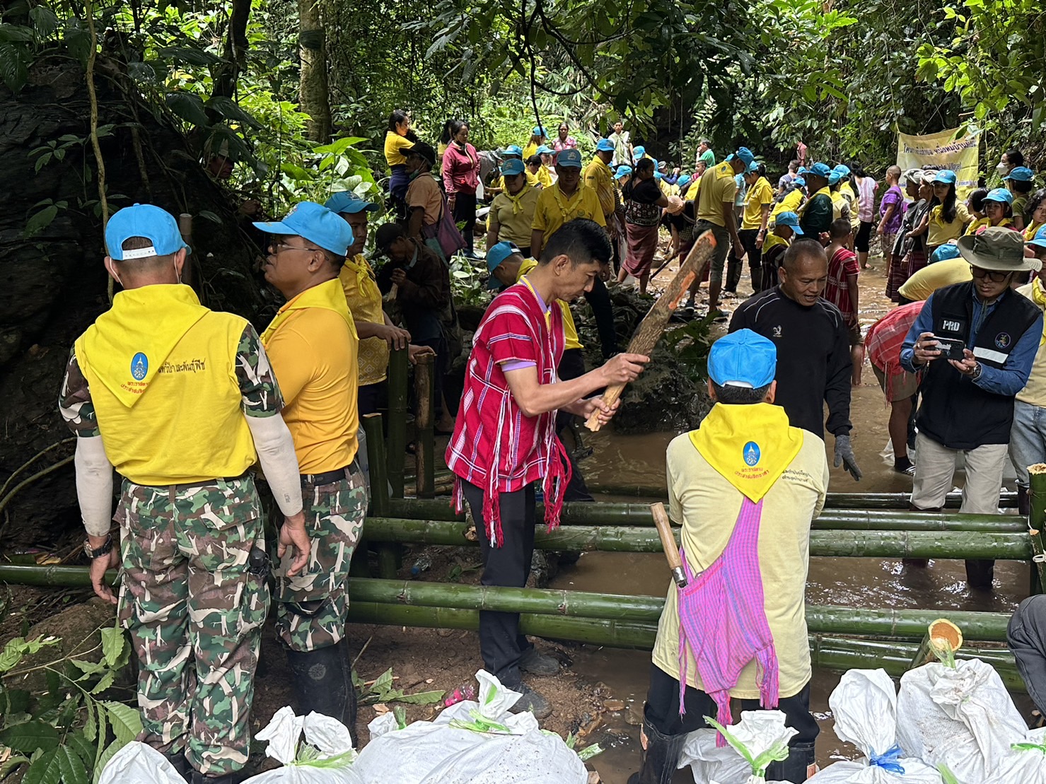 สภ.แม่สะเรียง,จิตอาสาเข้าร่วมกิจกรรมจิตก่อสร้างฝายชะลอน้ำเพื่อให้ประชาชน