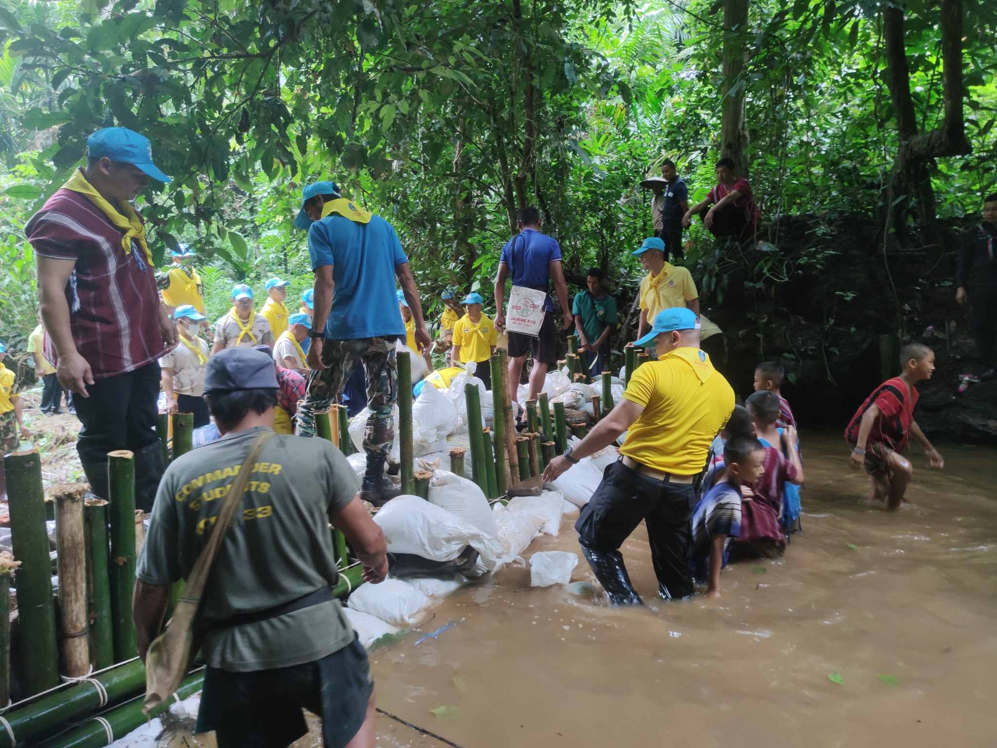 สภ.แม่สะเรียง,จิตอาสาเข้าร่วมกิจกรรมจิตก่อสร้างฝายชะลอน้ำเพื่อให้ประชาชน