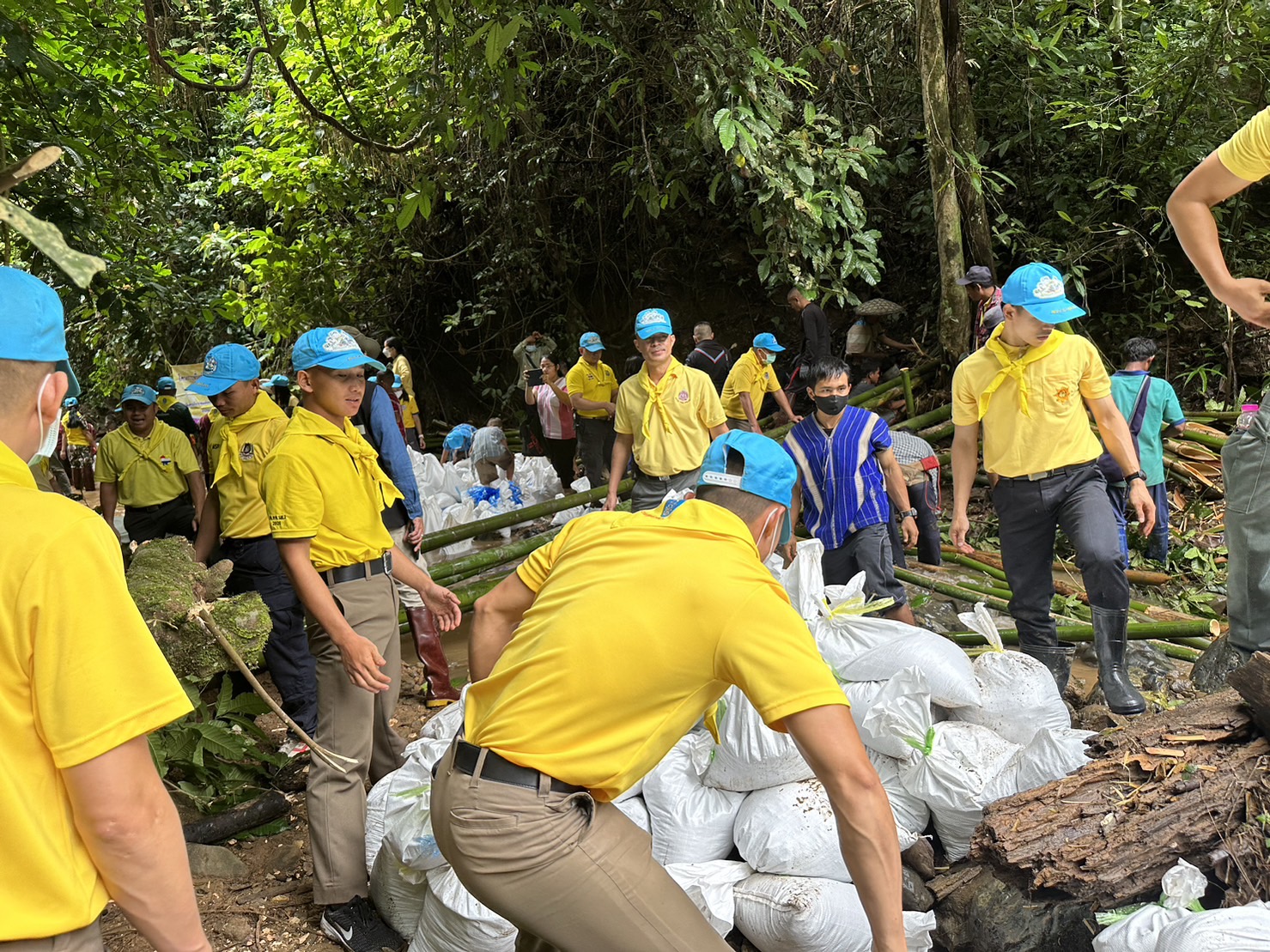 สภ.แม่สะเรียง,จิตอาสาเข้าร่วมกิจกรรมจิตก่อสร้างฝายชะลอน้ำเพื่อให้ประชาชน