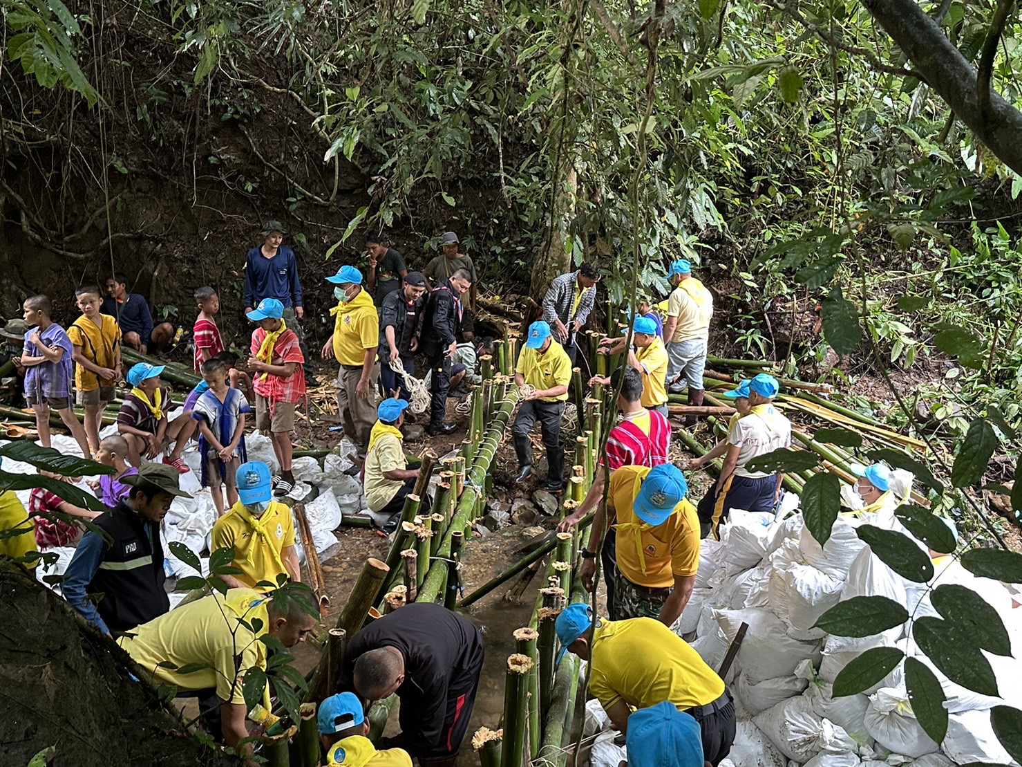 สภ.แม่สะเรียง,จิตอาสาเข้าร่วมกิจกรรมจิตก่อสร้างฝายชะลอน้ำเพื่อให้ประชาชน