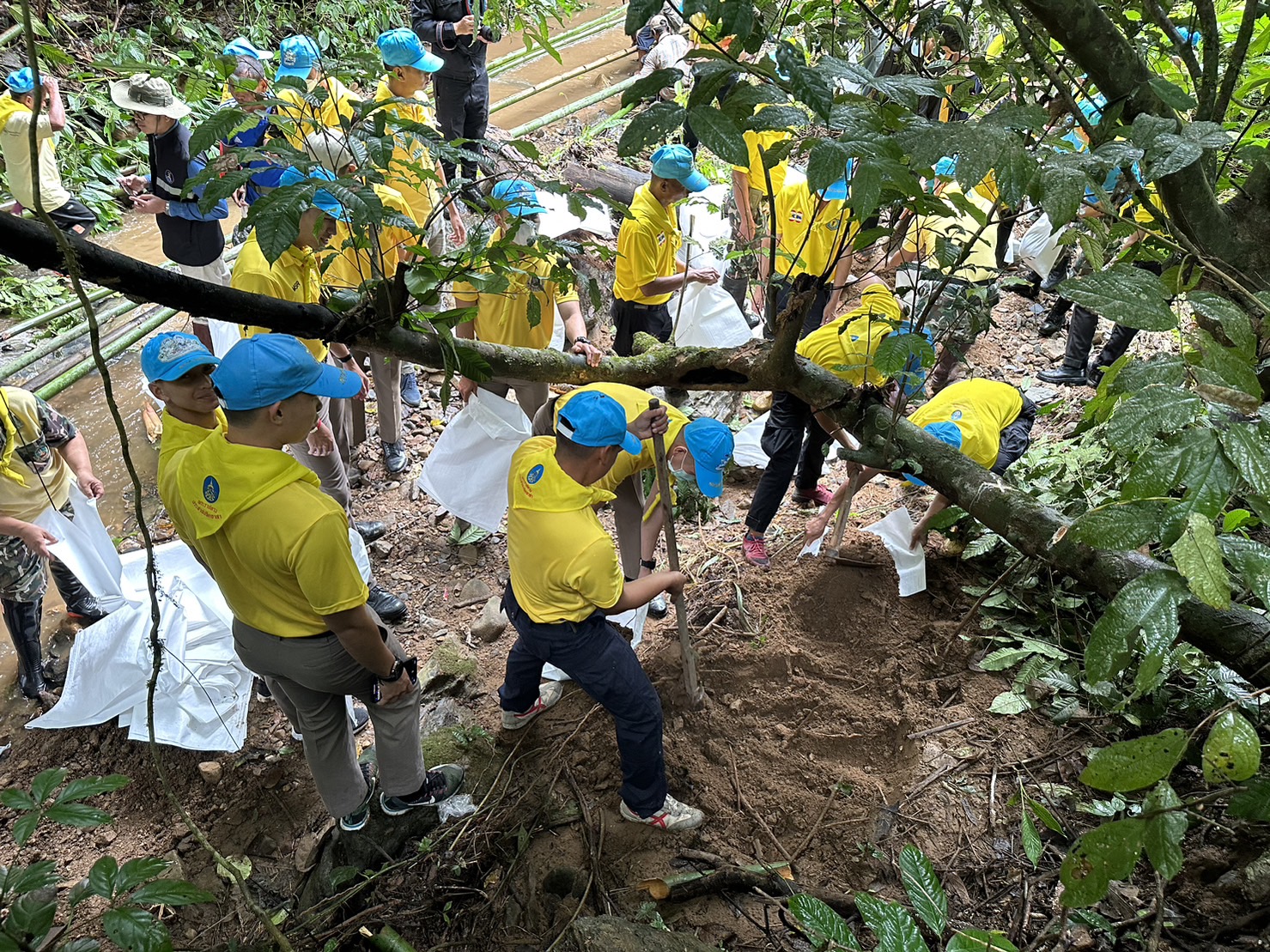 สภ.แม่สะเรียง,จิตอาสาเข้าร่วมกิจกรรมจิตก่อสร้างฝายชะลอน้ำเพื่อให้ประชาชน