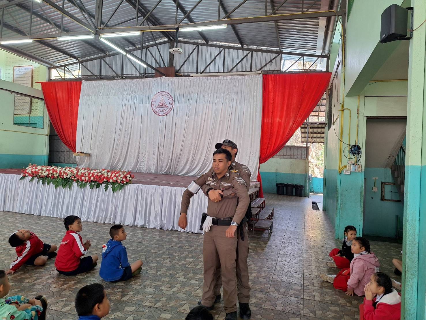 สภ.แม่สะเรียง,จราจร สภ.แม่สะเรียง สาธิตสอนการปฐมพยาบาลกรณีอาหารติดคอ