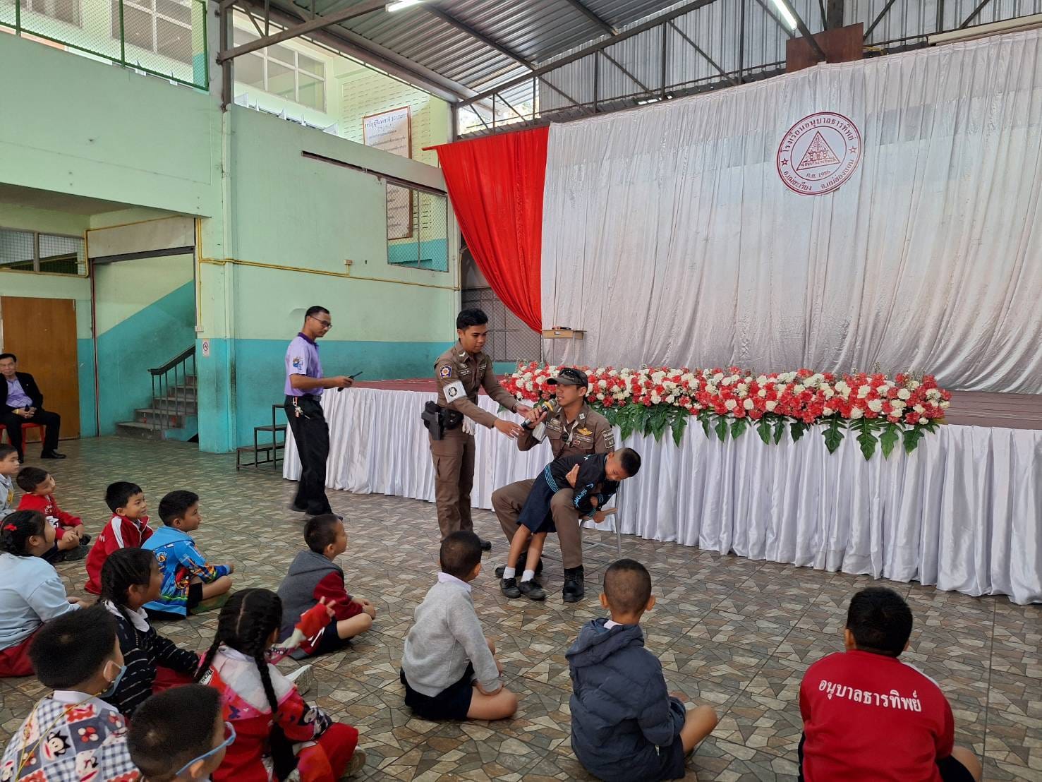 สภ.แม่สะเรียง,จราจร สภ.แม่สะเรียง สาธิตสอนการปฐมพยาบาลกรณีอาหารติดคอ