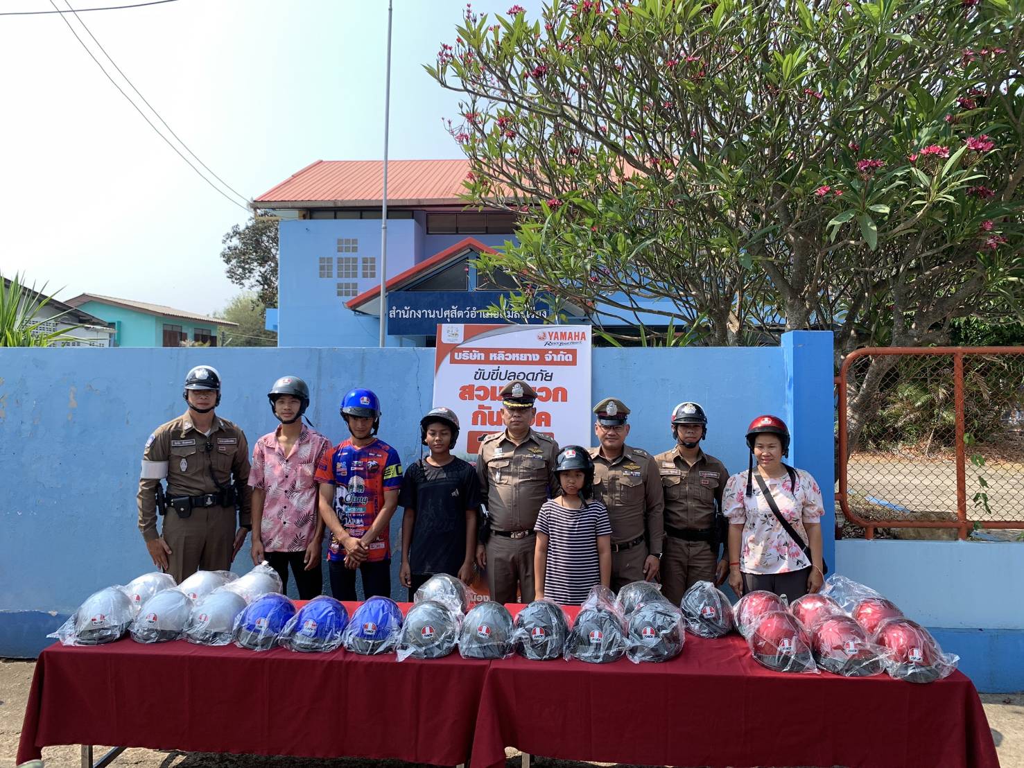 สภ.แม่สะเรียง,แจกหมวกนิรภัย แก่ประชาชนผู้ใช้รถใช้ถนน ตามโครงการสวมหมวกนิรภัย 100%