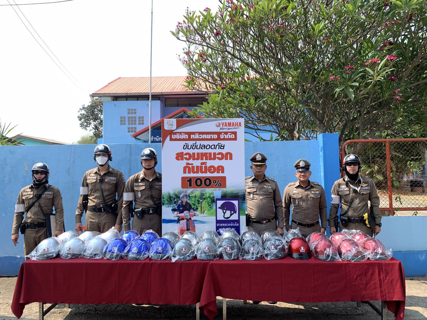 สภ.แม่สะเรียง,แจกหมวกนิรภัย แก่ประชาชนผู้ใช้รถใช้ถนน ตามโครงการสวมหมวกนิรภัย 100%