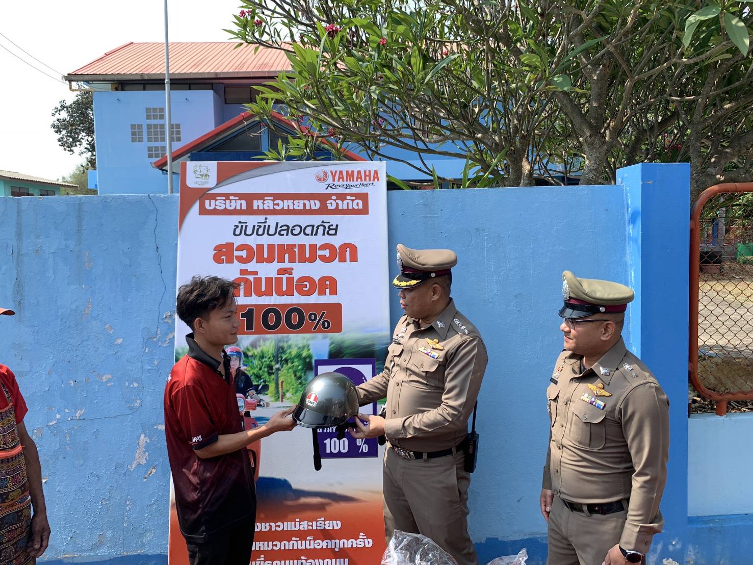 สภ.แม่สะเรียง,แจกหมวกนิรภัย แก่ประชาชนผู้ใช้รถใช้ถนน ตามโครงการสวมหมวกนิรภัย 100%