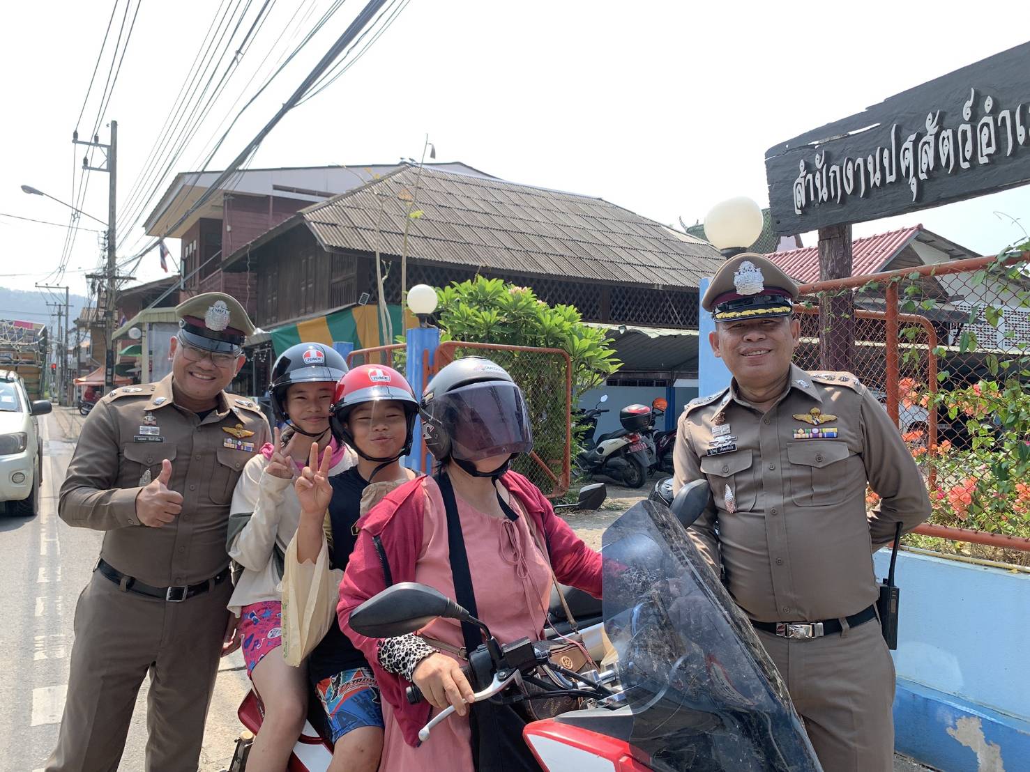 สภ.แม่สะเรียง,แจกหมวกนิรภัย แก่ประชาชนผู้ใช้รถใช้ถนน ตามโครงการสวมหมวกนิรภัย 100%