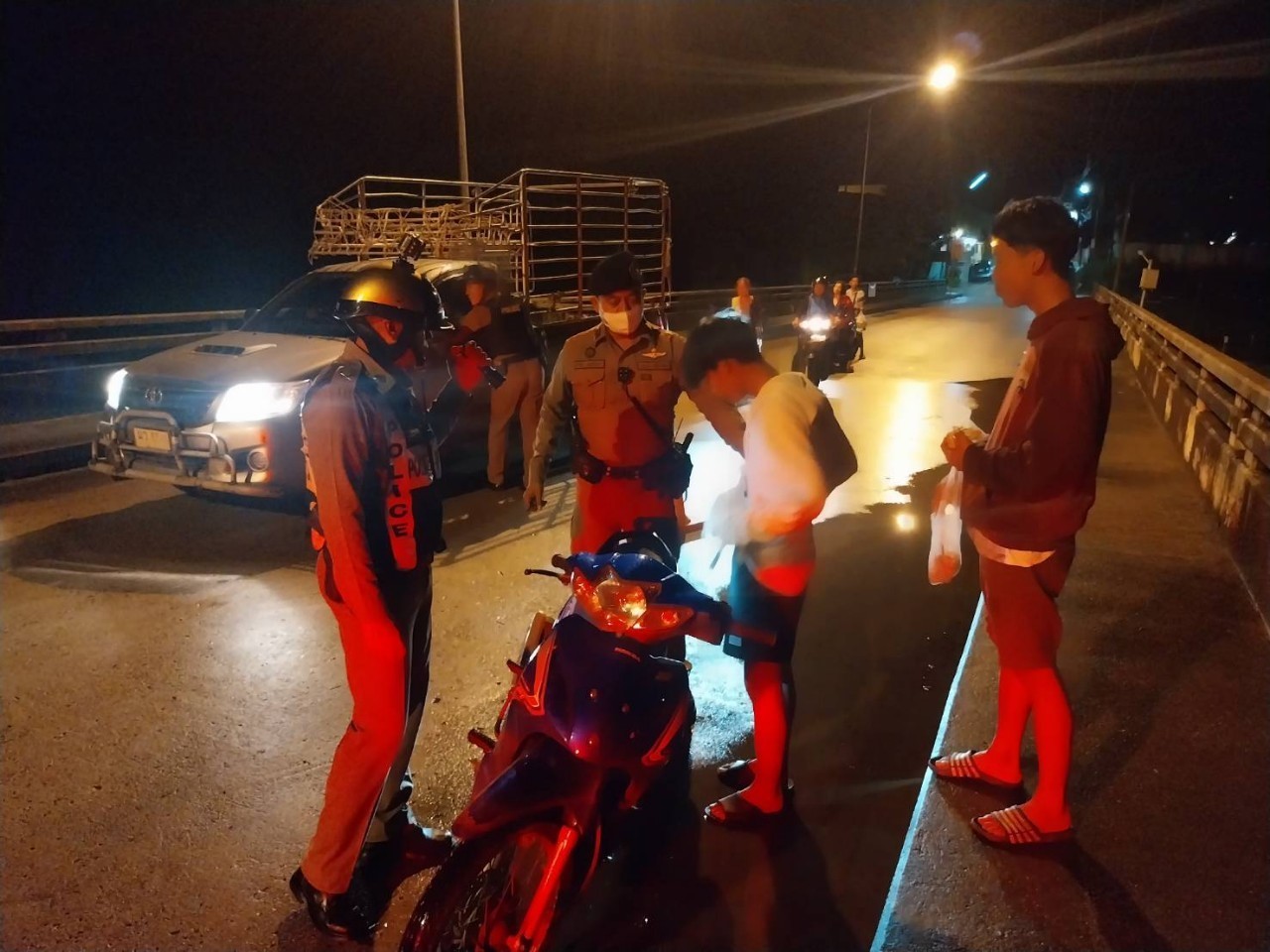 วันที่ 7 มกราคม 2568 เวลา 22.00 น. ร.ต.ท.สุวิทย์ แสงสุริยันต์ รอง สวป. สภ.แม่สะเรียง (ร้อยเวร20) 201  ข่ายสายตรวจ 121 122ตั้งจุดสกัด  บริเวณสะพานบ้านลุ่ม เพื่อป้องกันและลดการเกิดเหตุอาชญากรรม และ ตรวจสอบรถจักรยานยนต์ท่อดัง ในเขตพื้นที่รับผิดชอบ