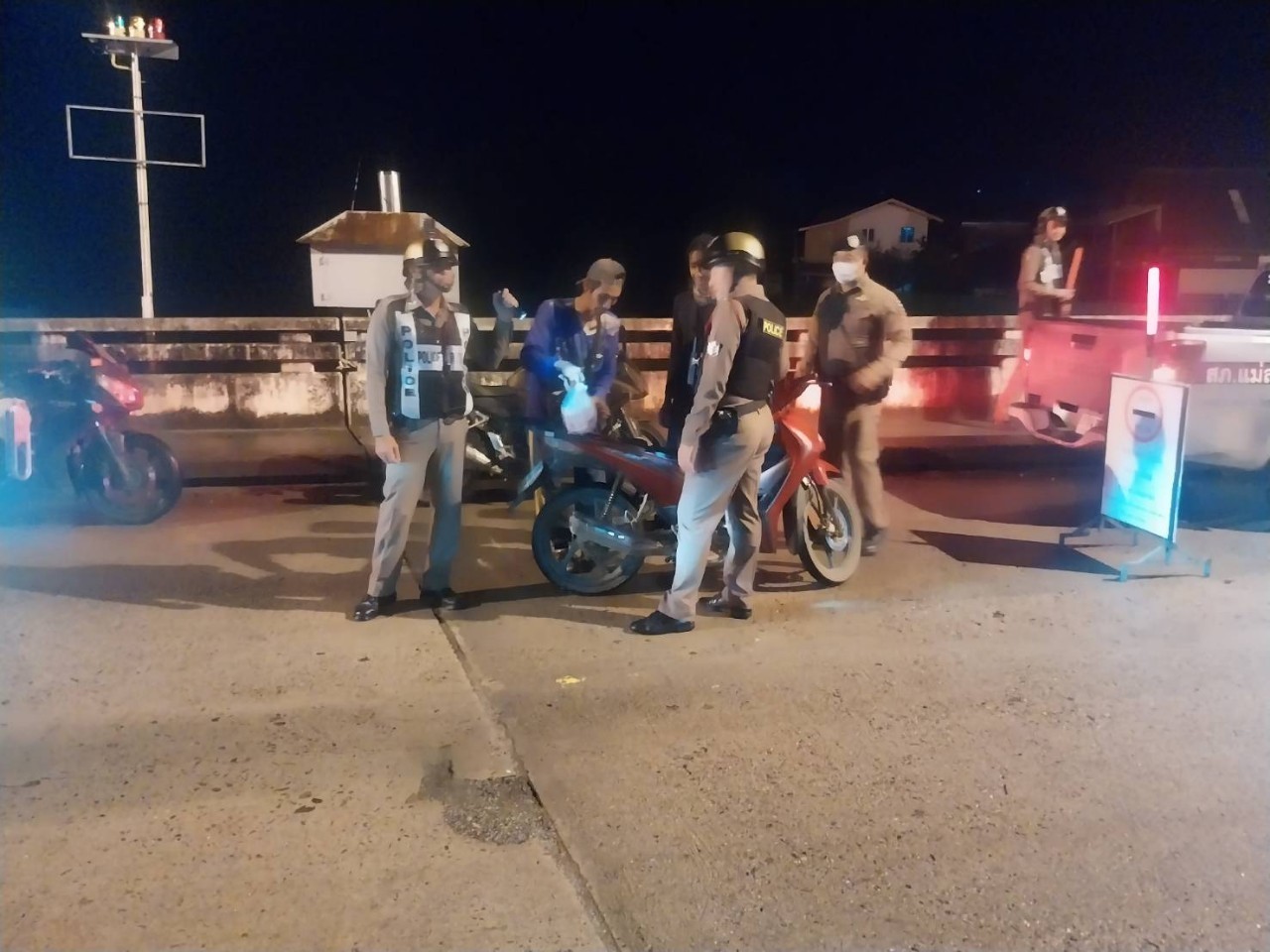 วันที่ 7 มกราคม 2568 เวลา 22.00 น. ร.ต.ท.สุวิทย์ แสงสุริยันต์ รอง สวป. สภ.แม่สะเรียง (ร้อยเวร20) 201  ข่ายสายตรวจ 121 122ตั้งจุดสกัด  บริเวณสะพานบ้านลุ่ม เพื่อป้องกันและลดการเกิดเหตุอาชญากรรม และ ตรวจสอบรถจักรยานยนต์ท่อดัง ในเขตพื้นที่รับผิดชอบ