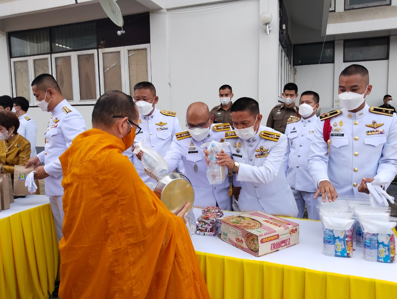 สภ.แม่สะเรียง,พิธีทำบุญตักบาตร เนื่องในโอกาสวันเฉลิมพระชนมพรรษา พระบาทสมเด็จพระเจ้าอยู่หัว