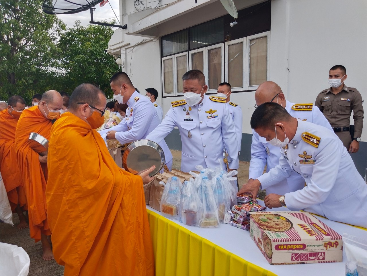 สภ.แม่สะเรียง,พิธีทำบุญตักบาตร เนื่องในโอกาสวันเฉลิมพระชนมพรรษา พระบาทสมเด็จพระเจ้าอยู่หัว