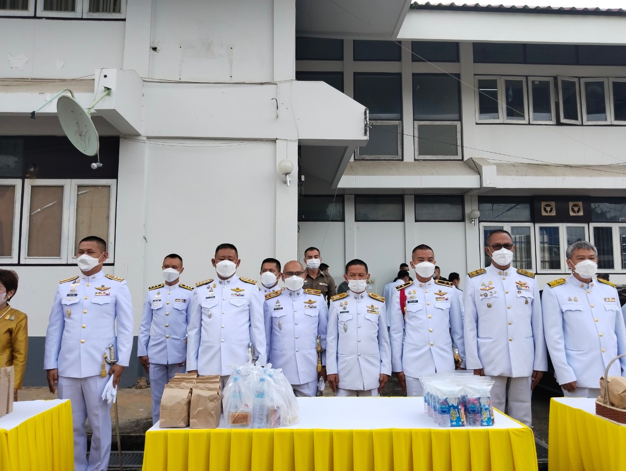 สภ.แม่สะเรียง,พิธีทำบุญตักบาตร เนื่องในโอกาสวันเฉลิมพระชนมพรรษา พระบาทสมเด็จพระเจ้าอยู่หัว