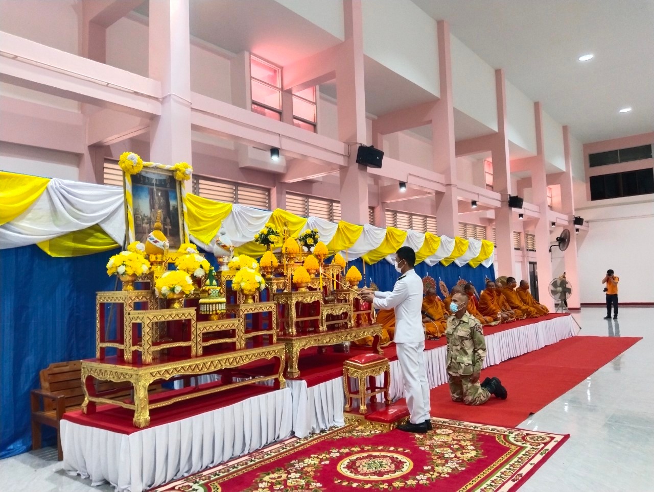 สภ.แม่สะเรียง,พิธีทำบุญตักบาตร เนื่องในโอกาสวันเฉลิมพระชนมพรรษา พระบาทสมเด็จพระเจ้าอยู่หัว