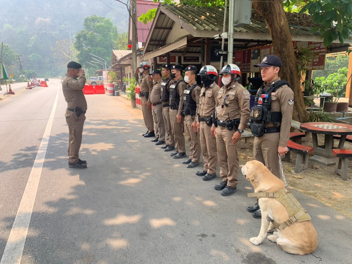 พ.ต.ท.จักษ์พัฒน์ ดอกจันทร์ รอง ผกก.ป.สภ.แม่สะเรียง,  พ.ต.ท.บัญชา  ชำนาญ สว.สส.สภ.แม่สะเรียงได้มอบหมายให้ ร.ต.อ.ศุภชัย ก้างออนตา รอง สวป.สภ.แม่สะเรียง พร้อมลูกชุดจราจร ตั้งจุดตรวจกวดขันวินัยจราจร บริเวณ ถนน108 ป้อมหน้าถ้ำ