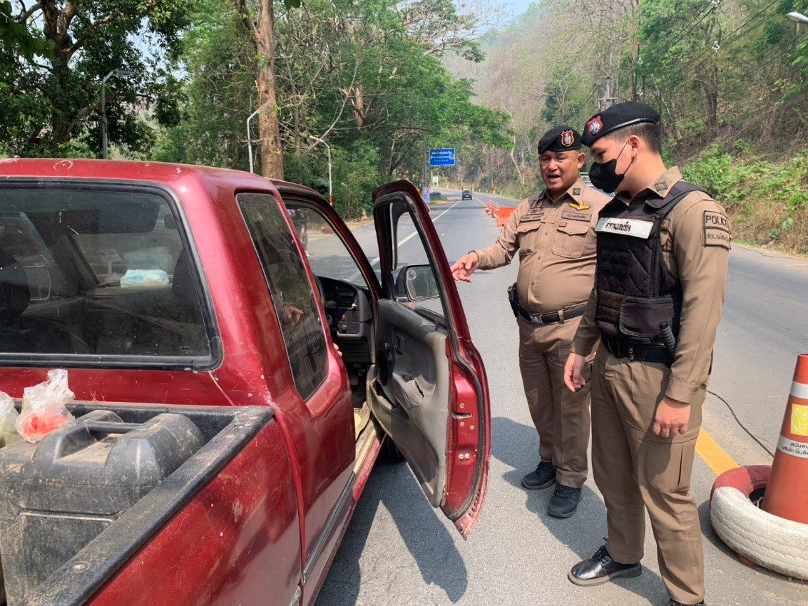 พ.ต.ท.จักษ์พัฒน์ ดอกจันทร์ รอง ผกก.ป.สภ.แม่สะเรียง,  พ.ต.ท.บัญชา  ชำนาญ สว.สส.สภ.แม่สะเรียงได้มอบหมายให้ ร.ต.อ.ศุภชัย ก้างออนตา รอง สวป.สภ.แม่สะเรียง พร้อมลูกชุดจราจร ตั้งจุดตรวจกวดขันวินัยจราจร บริเวณ ถนน108 ป้อมหน้าถ้ำ