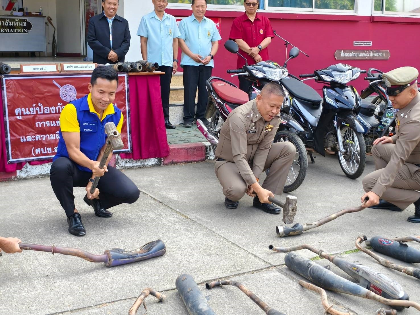 เมื่อวันที่ 20 กุมภาพันธ์ 2568 เวลา 10.00 น. ชุดปฏิบัติการจราจร สภ.แม่สะเรียง ร่วมพิธีทุบบดทำลายท่อไอเสียที่ไม่ได้มาตรฐานและก่อเสียงดังสร้างความรำคาญพื้นที่ ณ ลานหน้า สภ.แม่สะเรียง