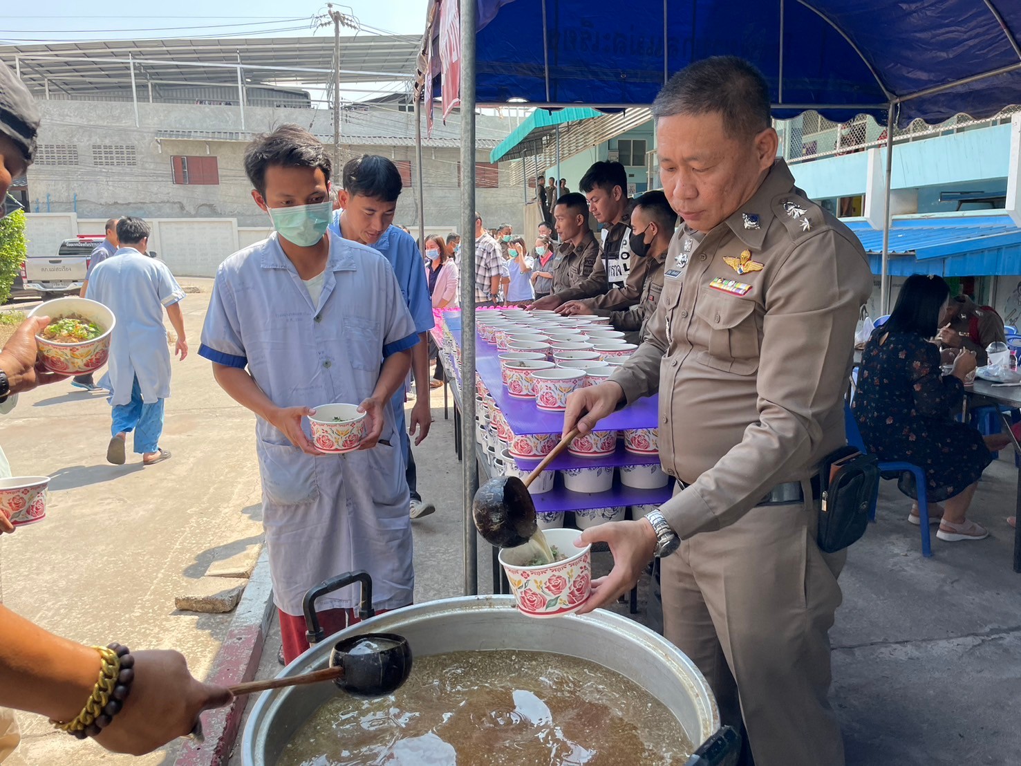 สภ.แม่สะเรียง,โรงทานก๋วยเตี๋ยวหมู จำนวน 600 ถ้วย มาบริการให้กับบุคลากรทางการแพทย์ และประชาชนได้ทานฟรี