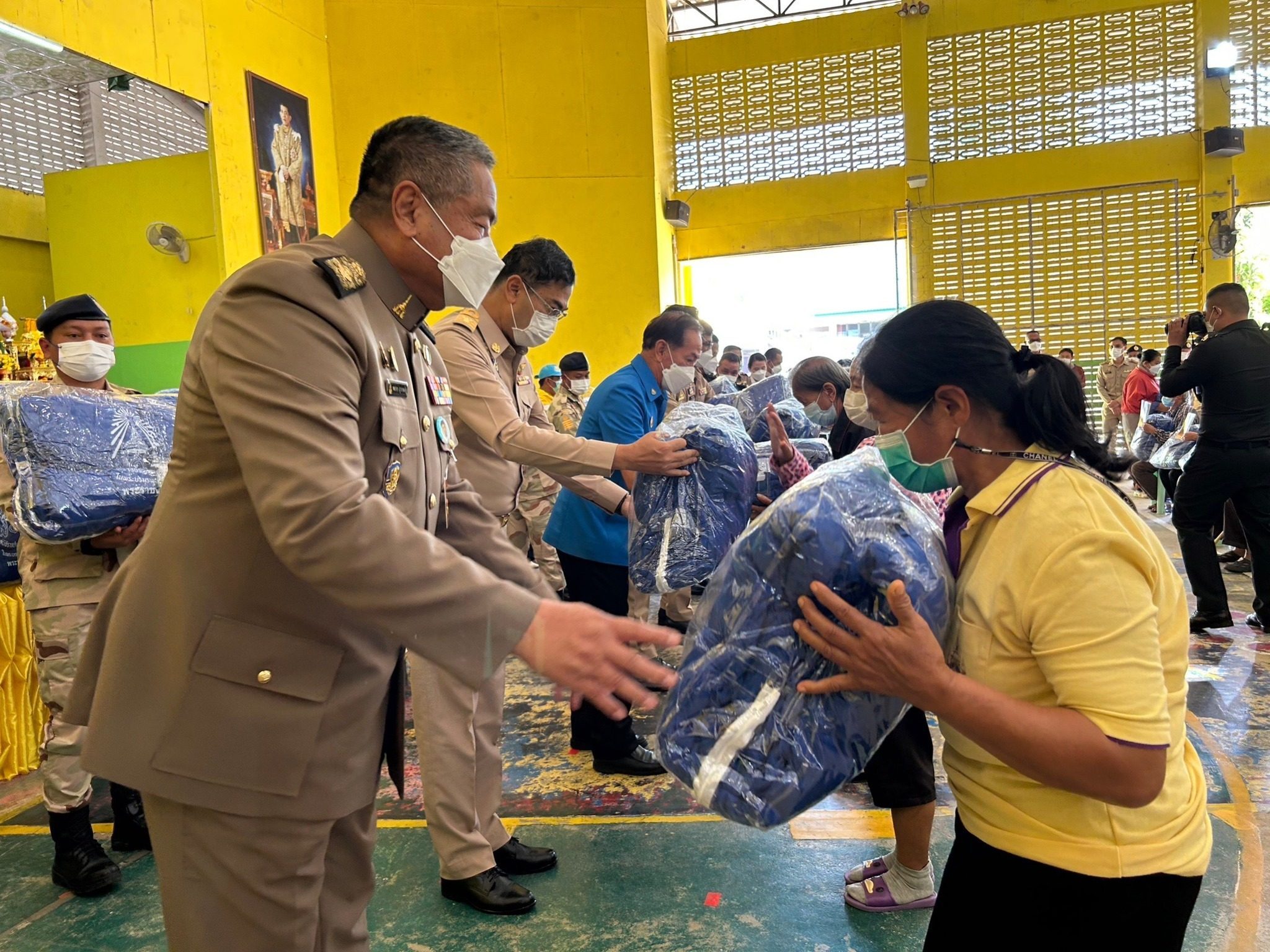 องคมนตรี มอบผ้าห่มกันหนาวและชุดยาเวชภัณฑ์พระราชทาน มูลนิธิราชประชานุเคราะห์ในพระบรมราชูปถัมภ์ ให้แก่ราษฎรที่ประสบภัยหนาว