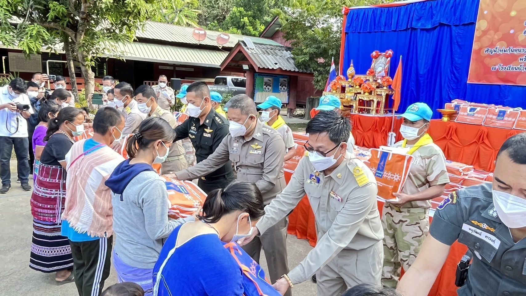 ราชวิทยาลัยจุฬาภรณ์ เชิญผ้าห่มกันหนาวพระราชทาน ชุดกันหนาวพระราชทาน และจัดหน่วยแพย์พระราชทาน พร้อมกระเป๋ายาพระราชการ มอบแก่ผู้ประสบภัยหนาว ณ โรงเรียนบ้านห้วยแห้ง