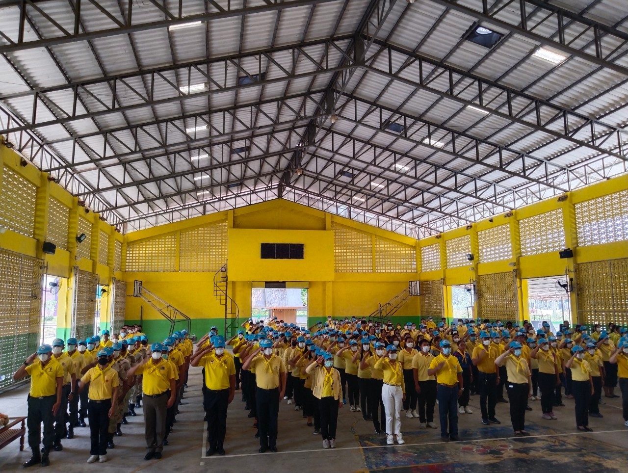 จิตอาสาปรับปรุงตกแต่งภูมิทัศน์โรงเรียนแม่สะเรียง 