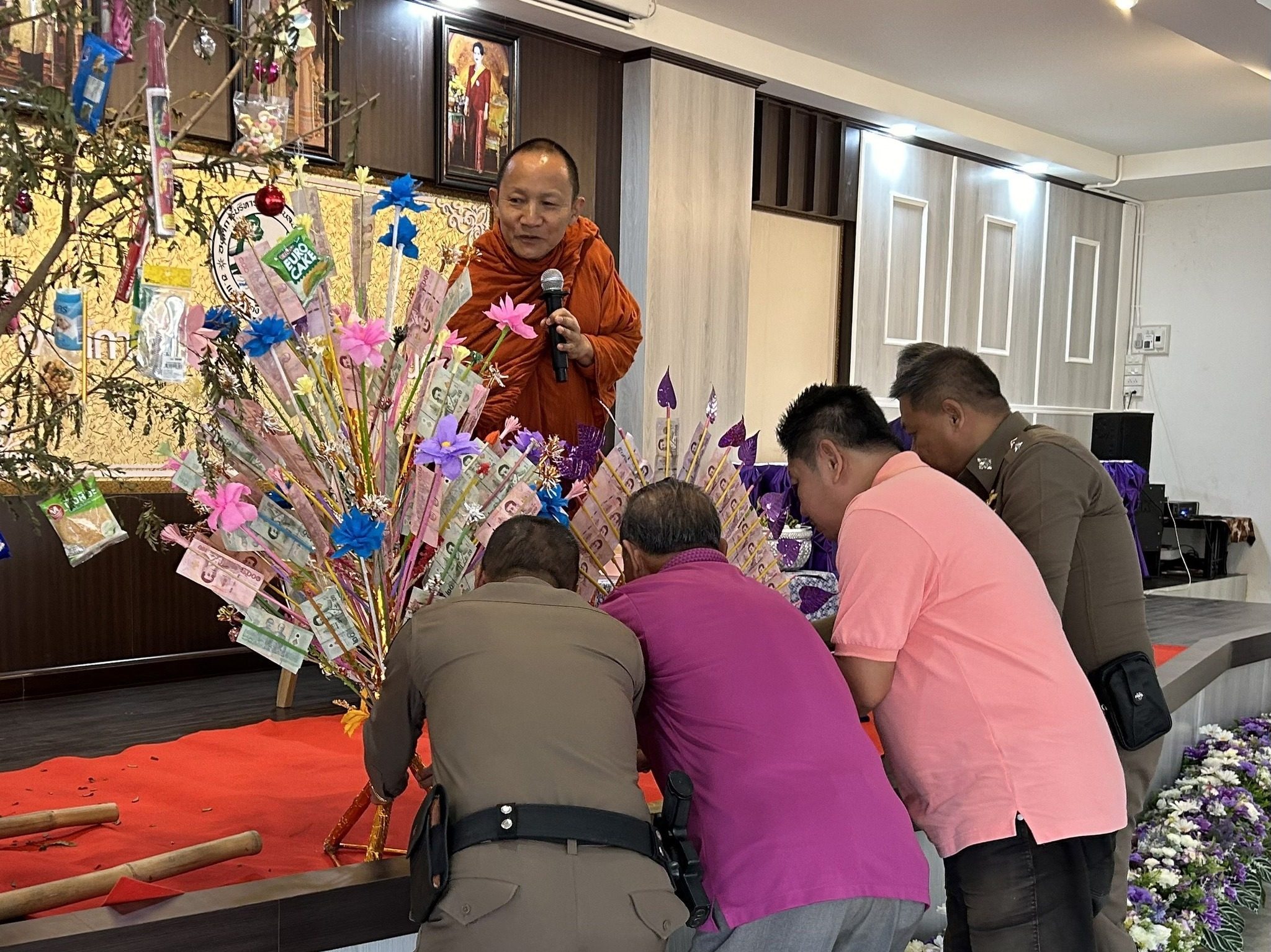ร่วมทำบุญ ทอดผ้าป่าสามัคคี สมทบกองทุนขยะรีไซเคิล อบต.บ้านกาศ 