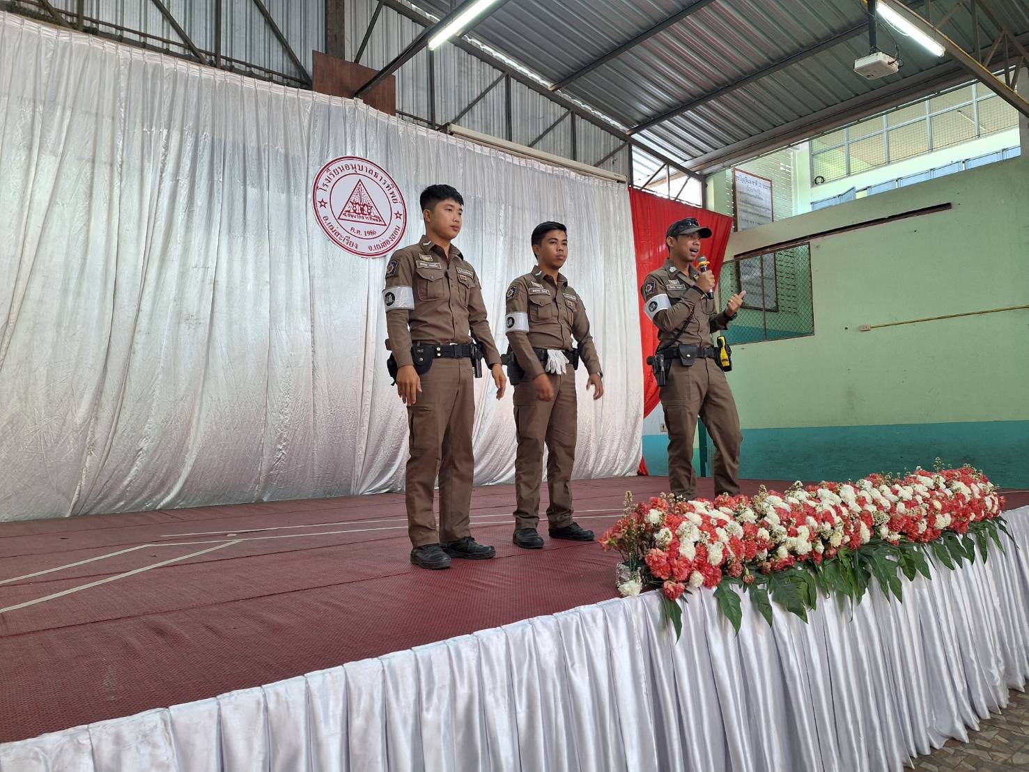 จราจร สภ.แม่สะเรียง สาธิตสอนการปฐมพยาบาลกรณีอาหารติดคอ
