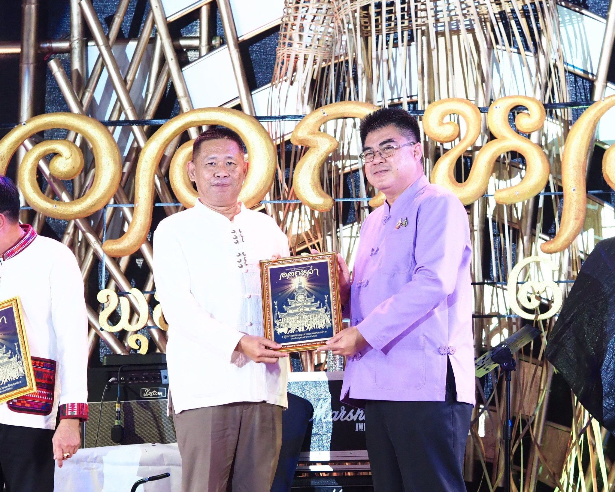 ร่วมพิธีเปิดงานประเพณี​ออกหว่าเทศกาลออกพรรษา​อำเภอแม่สะเรียง ประจำปี 2567 และรับมอบใบเกียรติ​บัตร ผู้ที่ให้การสนับสนุนประเพณีออกหว่าฯ 