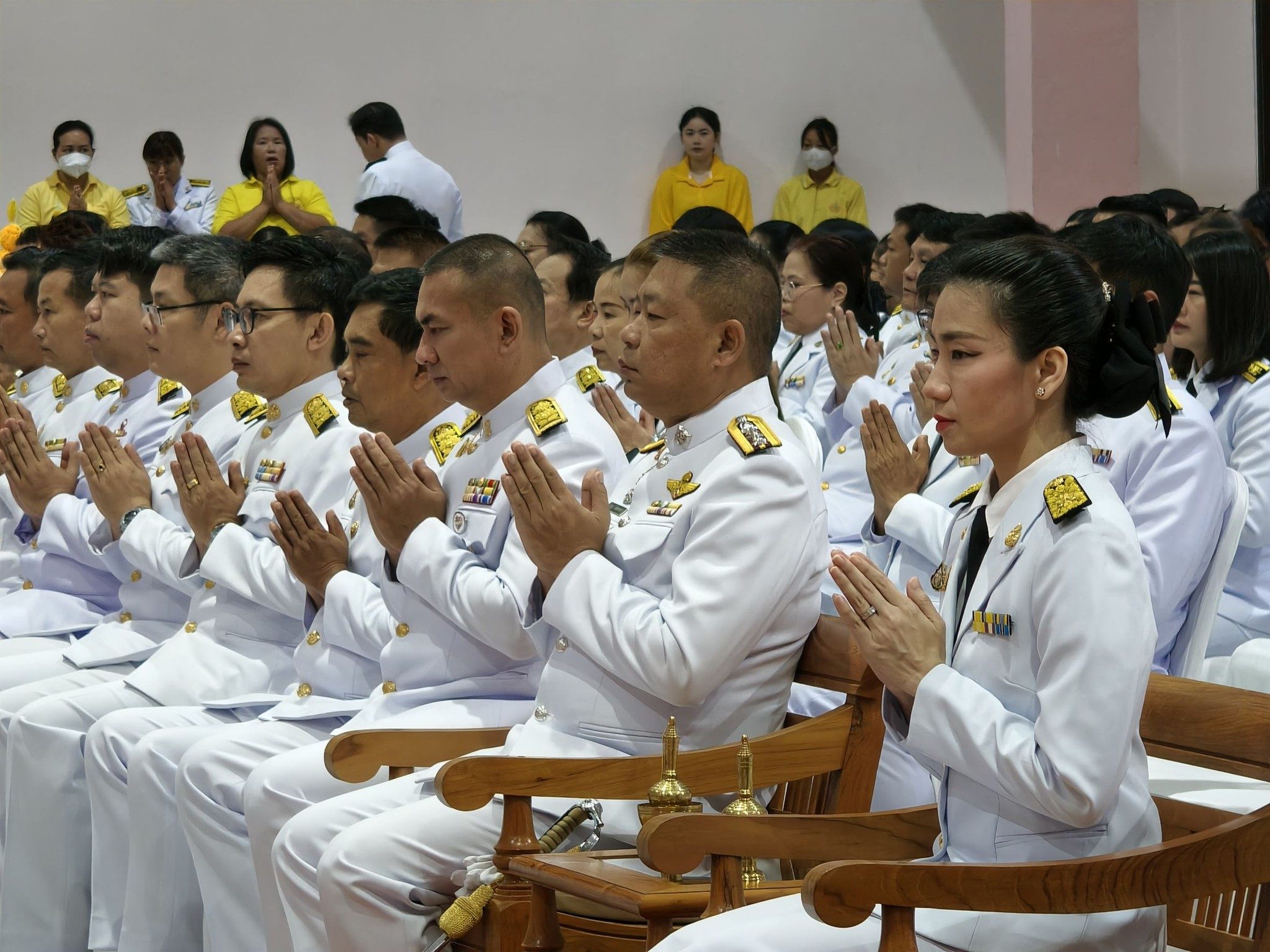 ร่วมพิธีเจริญพระพุธมนต์และทำบุญตักบาตรถวายพระราชกุศล และพิธีวางพุ่มดอกไม้ถวายบังคมพระบาทสมเด็จพระบรมชนกาธิเบศร มหาภูมิพลอดุลยเดชมหาราชบรมนาถบพิตร