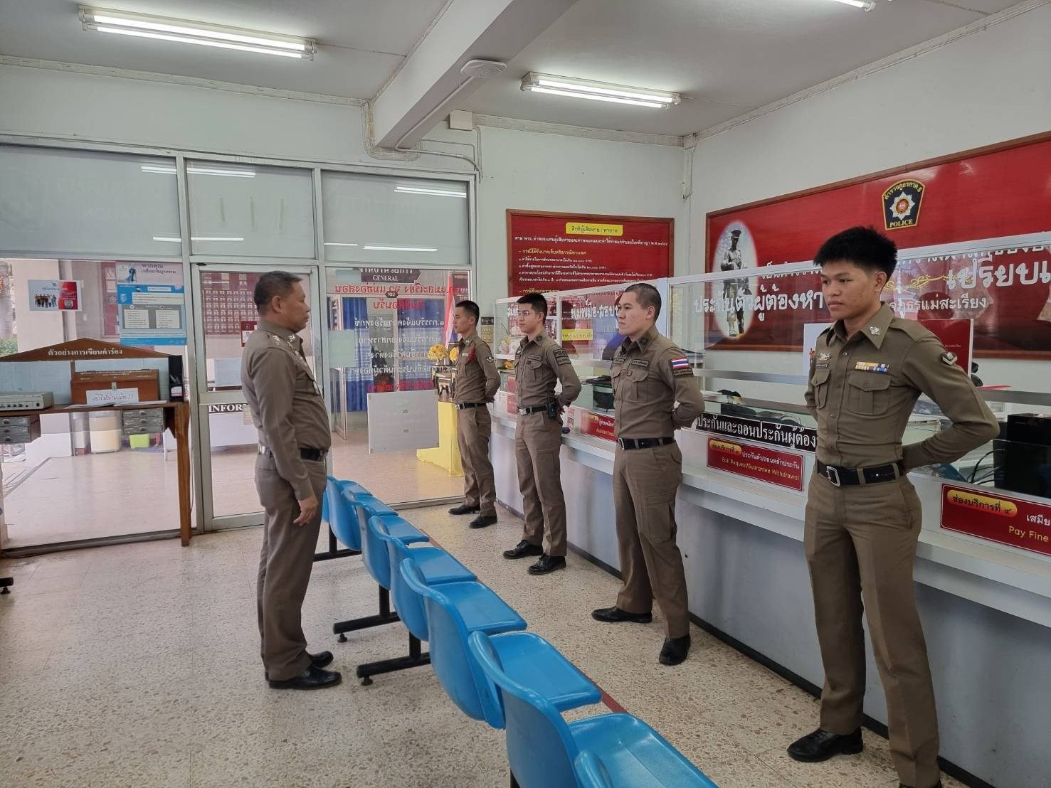 พ.ต.อ.รัฐวิชญ์  วศินพงศ์ธนัช ผกก.สภ.แม่สะเรียง ได้ชี้แจง เจ้าหน้าที่ประจำห้อง one stop service เกี่ยวกับการให้บริการประชาชนด้วยความสุภาพ รวดเร็ว