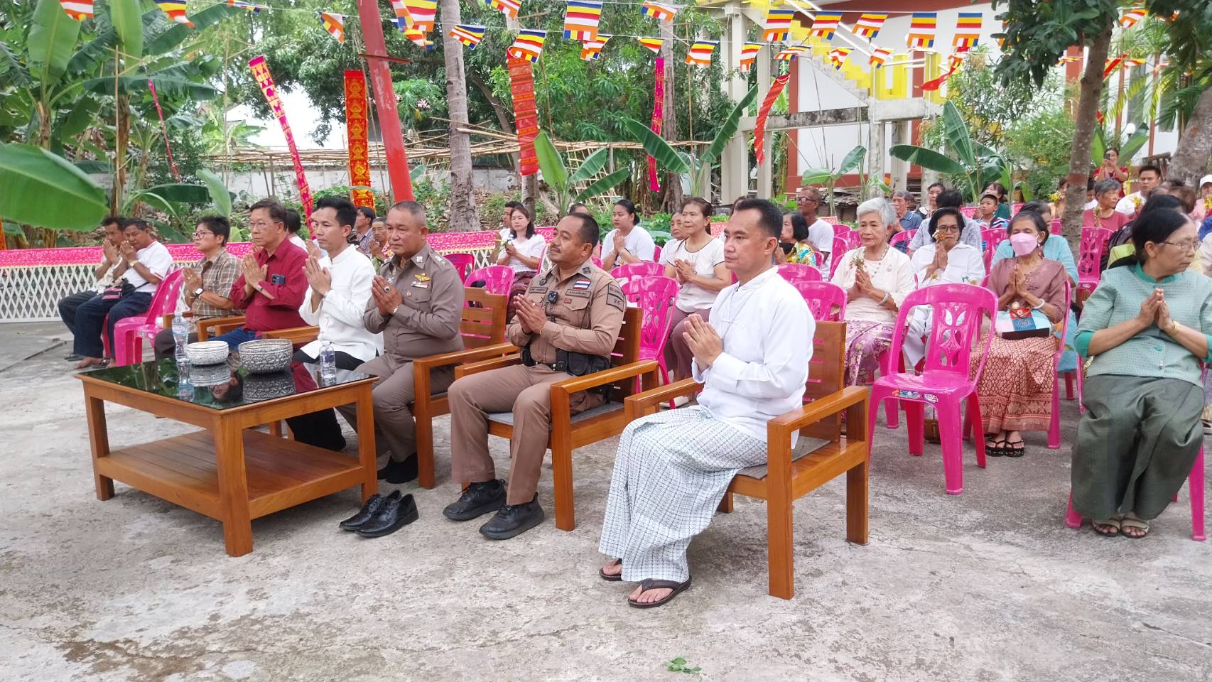 ร่วมพิธี สรงน้ำพระบรมสารีริกธาตุ และ สรงน้ำต้นพระศรีมหาโพธิ์