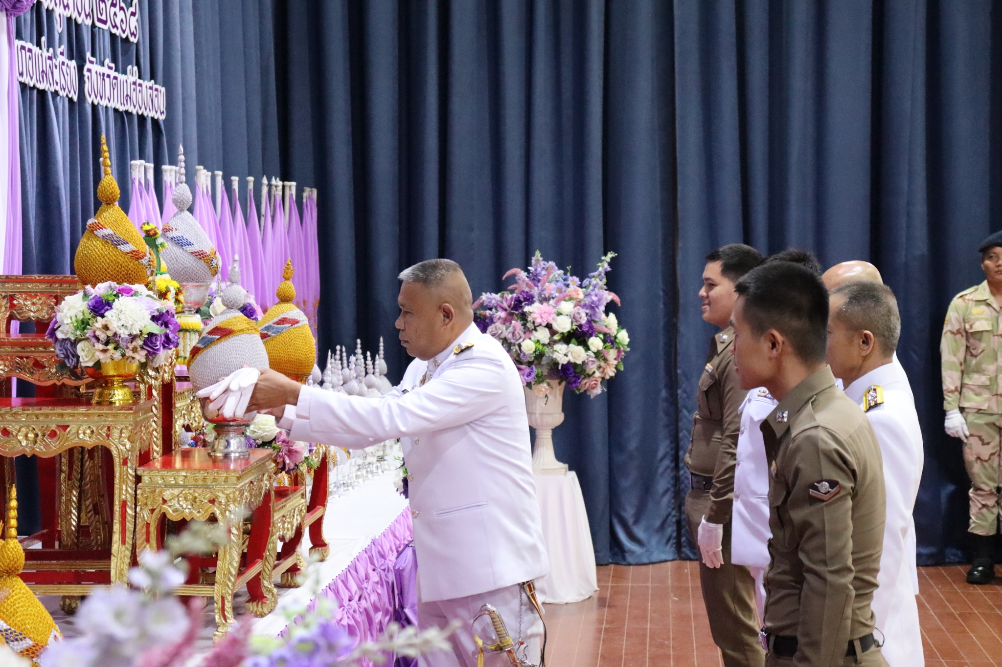 ร่วมพิธีถวายเครื่องสักการะและวางพานพุ่ม และพิธีจุดเทียนถวายพระพรชัยมงคล เนื่องในโอกาสวันเฉลิมพระชนมพรรษา วันที่ 3 มิถุนายน 2568