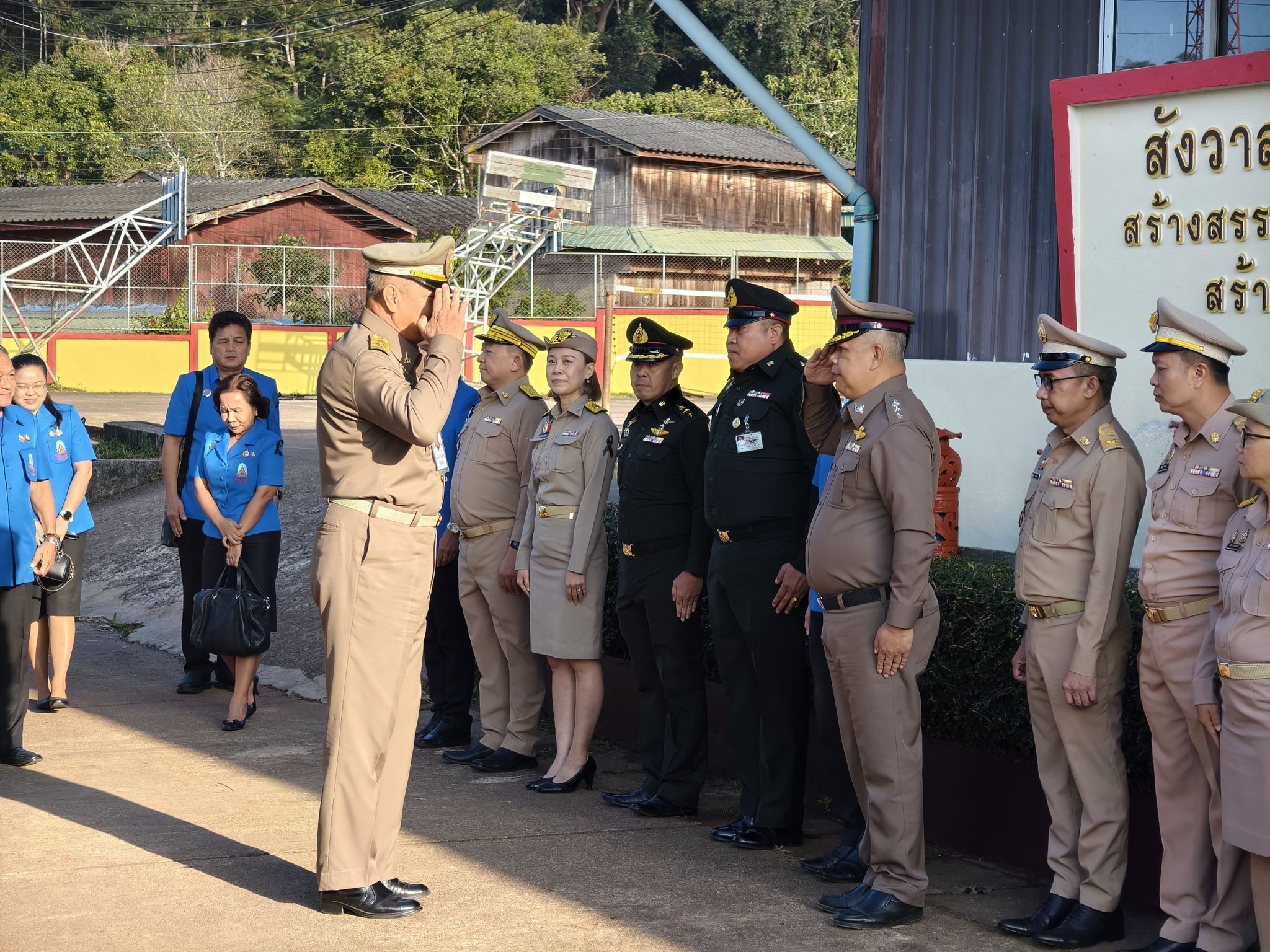 ร่วมต้อนรับ พลเรือเอก พงษ์เทพ หนูเทพ องคมนตรี ประธานกรรมการบริหารมูลนิธิราชประชานุเคราะห์ ในพระบรมราชูปถัมภ์ ในโอกาสตรวจเยี่ยมโรงเรียนสังวาลย์วิทยา