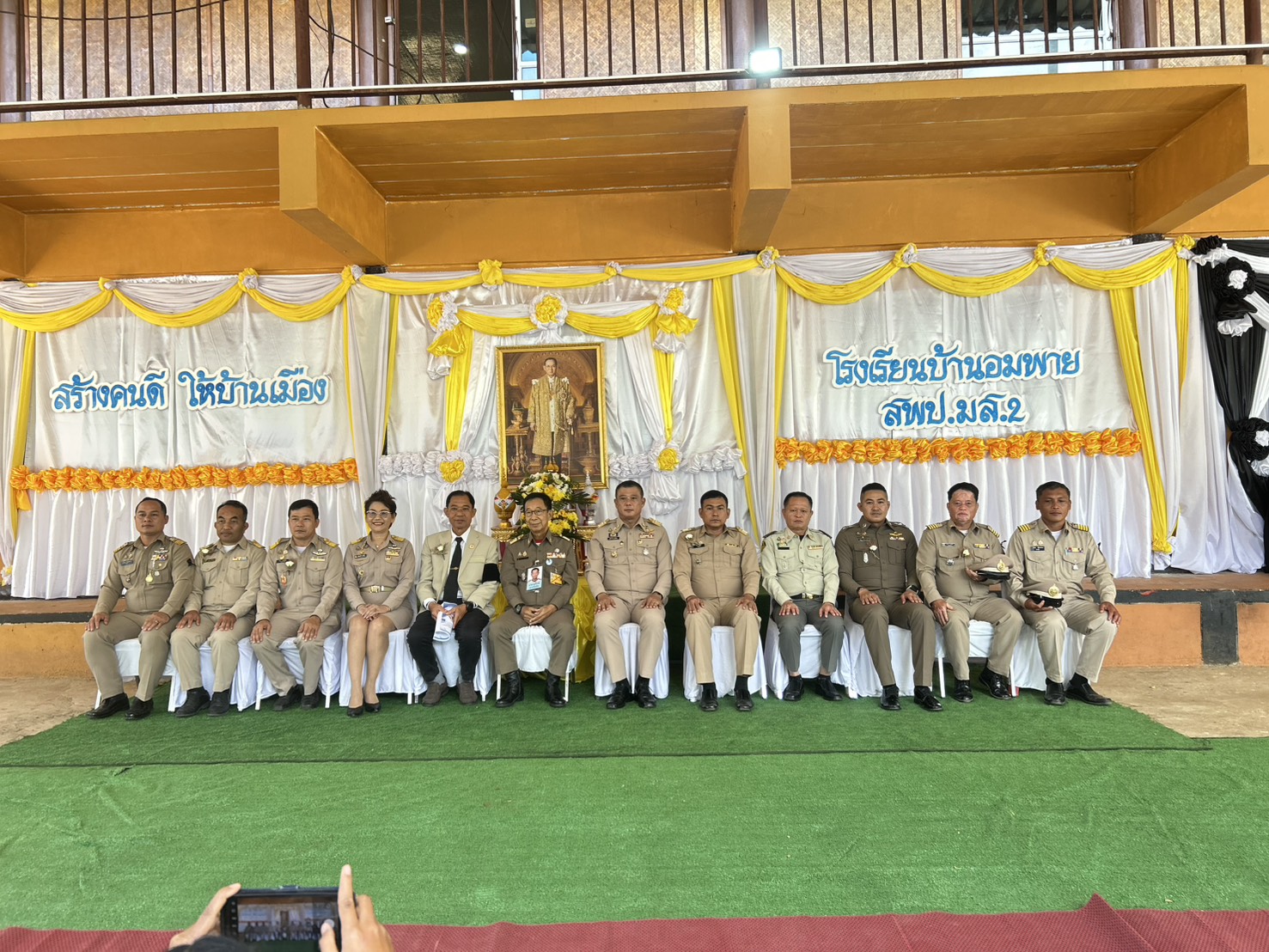 พ.ต.ท.วรัญญู เขื่อนเพชร รอง ผกก.ป.สภ.แม่สะเรียง ร่วมให้การต้อนรับ ฯพณฯ ท่านนุรักษ์ มาประณีต องคมนตรี ในฐานะกรรมการโครงการกองทุนการศึกษา ได้เดินเป็นประธานในพิธีมอบทุนการศึกษาพระราชทานโครงการกองทุนการศึกษา ประจำปี 2568