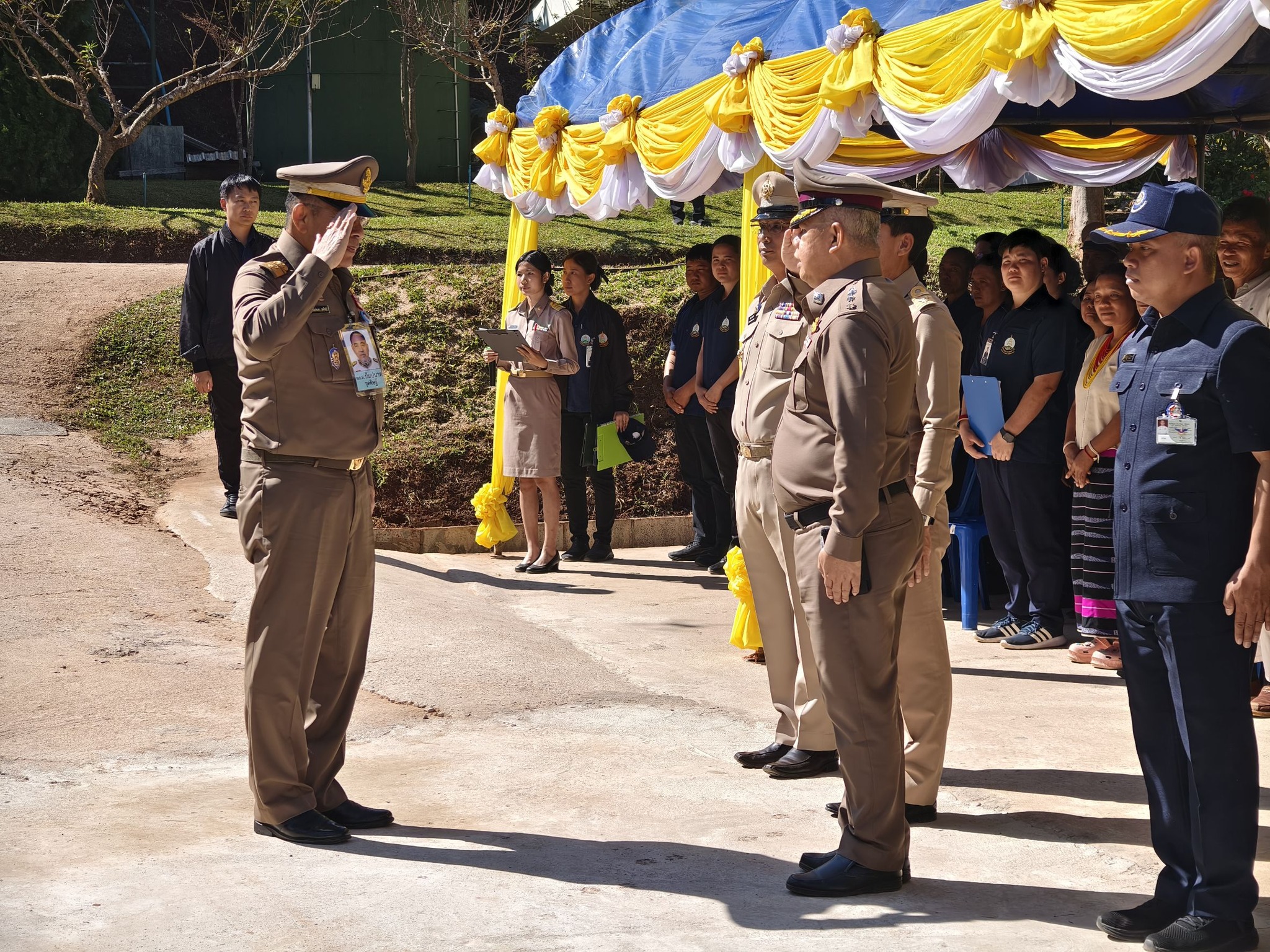 พลเอก กัมปนาท รุดดิษฐ์ เดินทางปฏิบัติภารกิจมอบสิ่งของพระราชทาน ณ ศูนย์พัฒนาโครงการหลวงแม่สะเรียง
