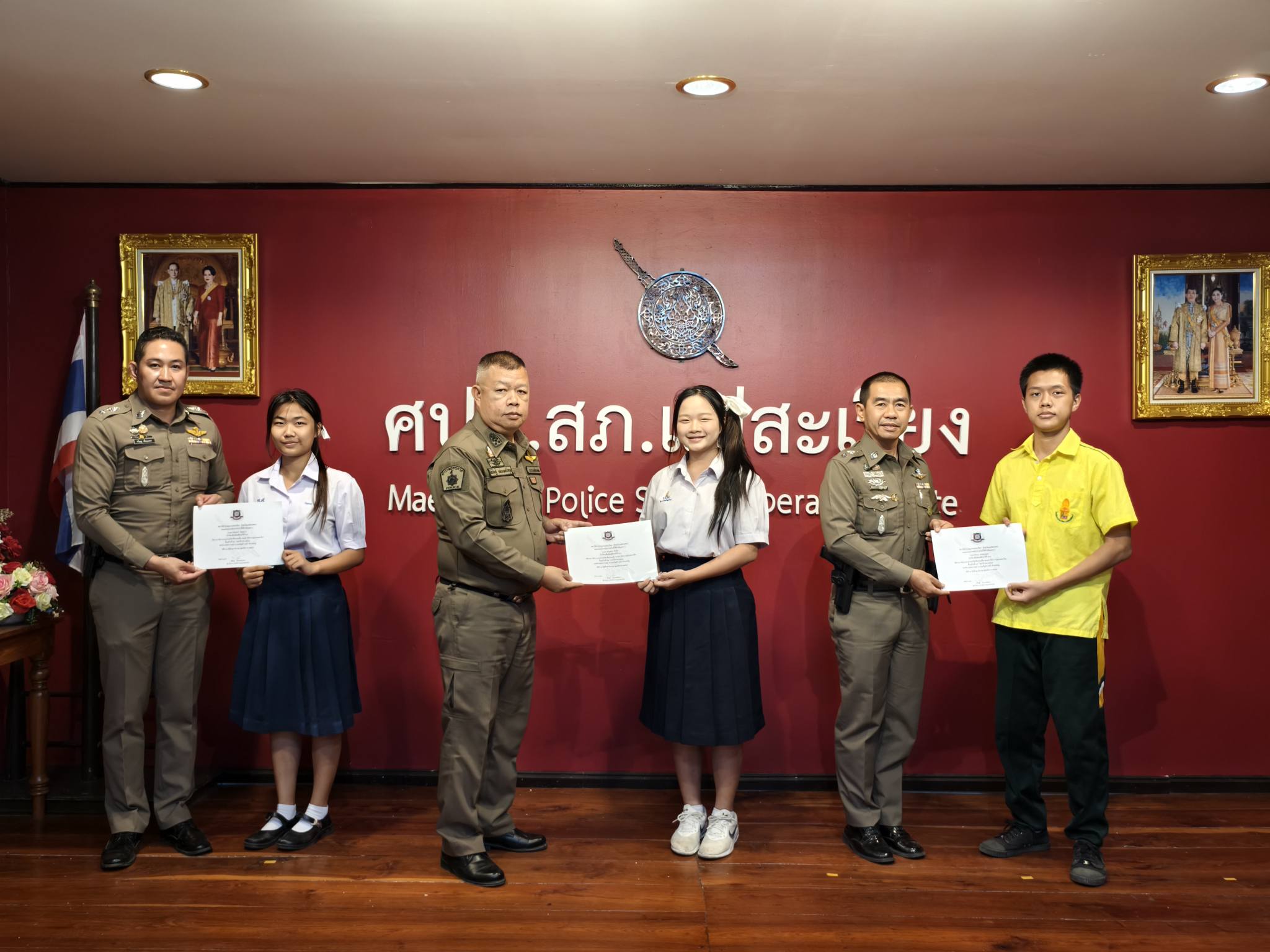 นักเรียนราชประชานุเคราะห์และแม่สะเรียงบริพัตรศึกษา รับใบประกาศนียบัตรหลังผ่านการฝึกงานที่ สภ.แม่สะเรียง