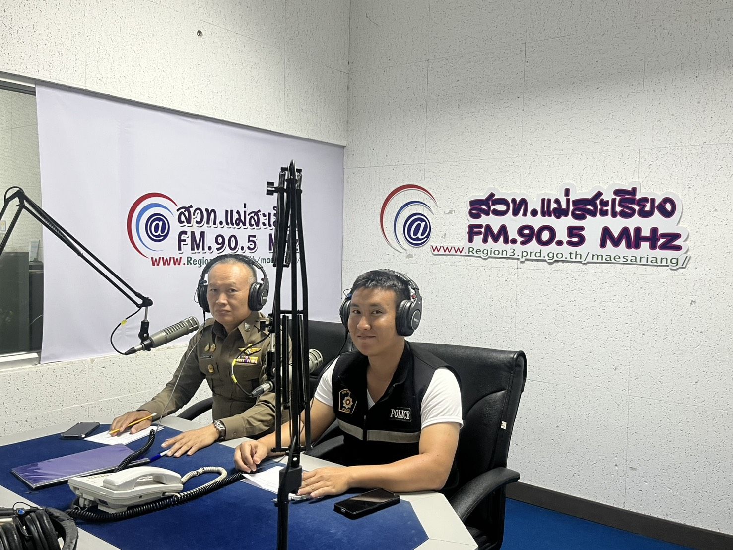 สภ.แม่สะเรียง ร่วมประชาสัมพันธ์ผ่านสถานีวิทยุ สวท.แม่สะเรียง FM 90.5 MHz ประจำสัปดาห์ วันที่ 27 เมษายน 2569
