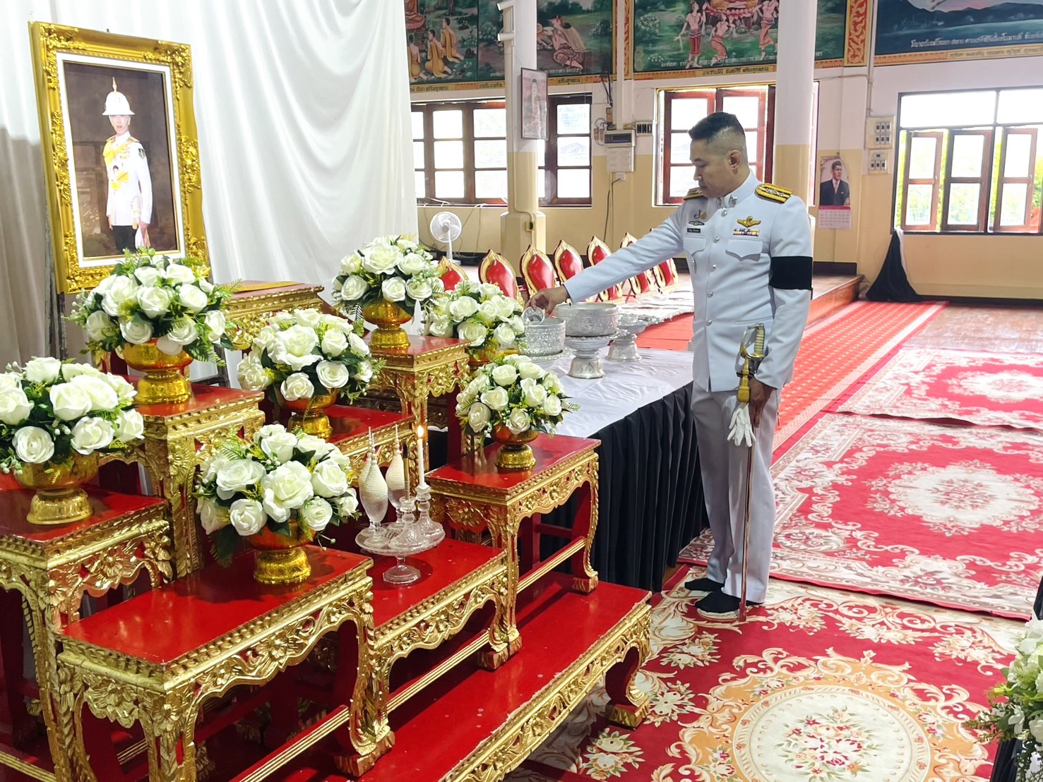 ข้าราชการตำรวจ สภ.แม่สะเรียง ร่วมพิธีถวายน้ำสรงพระศพเบื้องหน้าพระรูป สมเด็จพระเจ้าลูกเธอ เจ้าฟ้าพัชรกิติยาภา นเรนทิราเทพยวดี